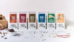 Il Cioccolato Tesori dell'Arca incontra il gusto di ognuno, da assaporare in purezza in un fondente audace: scegliete l'intensità che preferite e lasciatevi tentare dal suo profumo inebriante. Ottimo come ingrediente protagonista di golosi dolci fatti in casa, da provare anche nella tavoletta monorigine Uganda e monorigine Repubblica Dominicana.