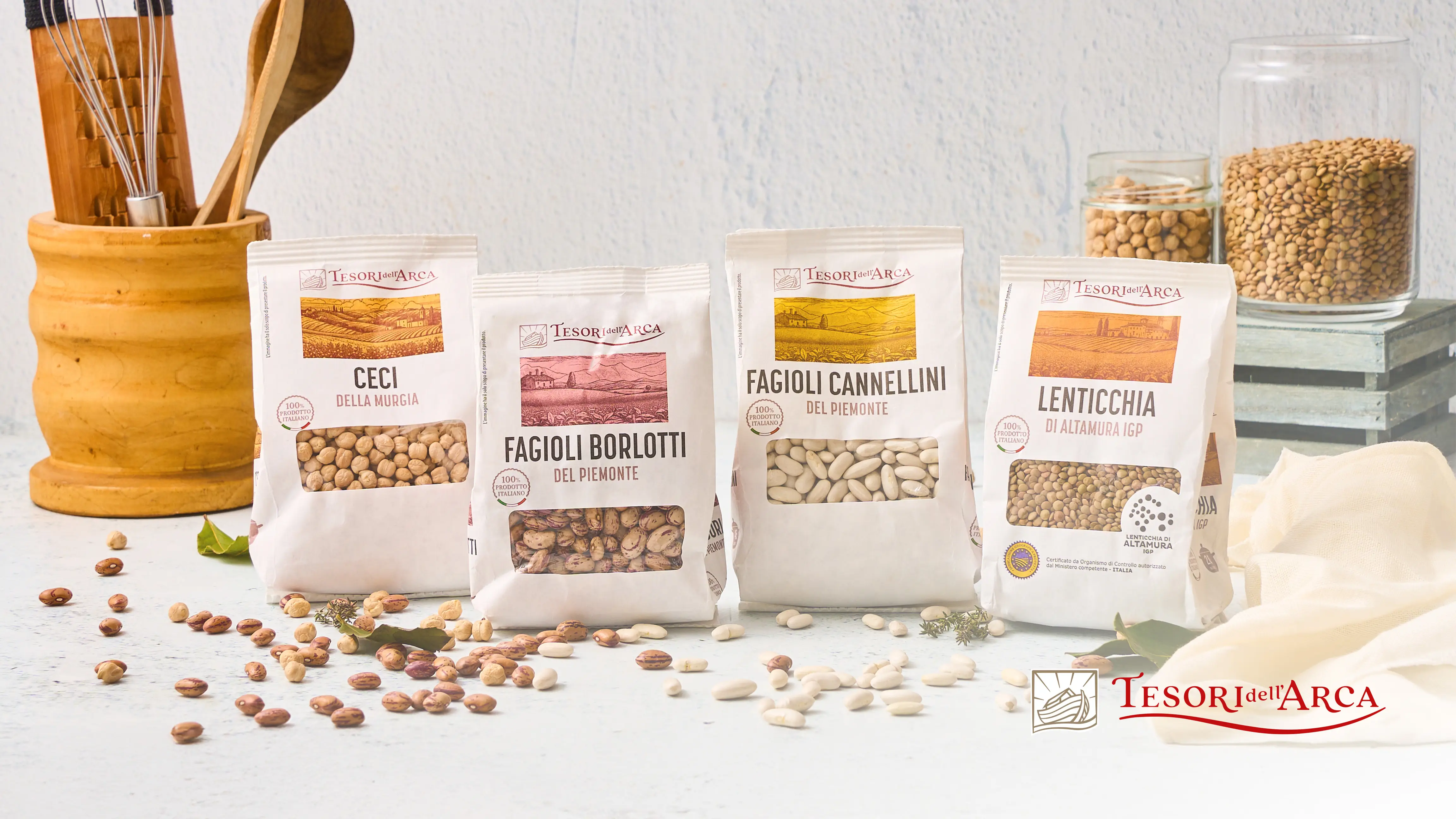 I legumi Tesori dell'Arca sono sinonimo di genuinità e qualità. Le Lenticchie Altamura IGP sono ideali per zuppe ricche e nutrienti, mentre i Ceci della Murgia si prestano alla preparazione di grandi classici della tradizione mediterranea e hummus cremosi. I Fagioli Cannellini del Piemonte, con il loro sapore delicato, sono perfetti per minestre e insalate, mentre i Fagioli Borlotti del Piemonte, dal sapore più intenso, donano un tocco rustico alle ricette tradizionali.