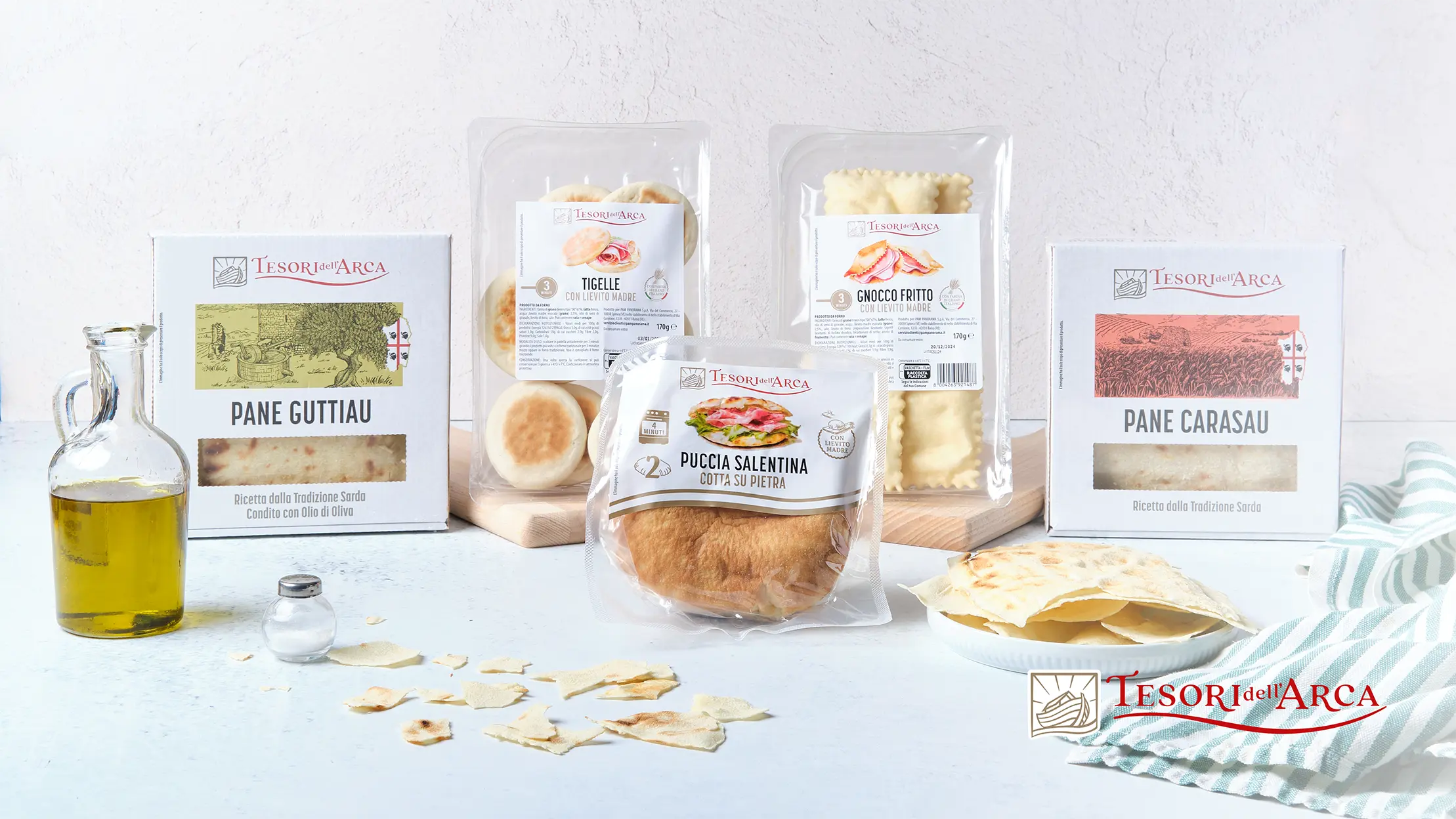 I prodotti da forno Tesori dell'Arca sono un viaggio nei sapori tipici italiani. Dalle Tigelle con lievito madre al fragrante Gnocco fritto, passando per la Puccia salentina fino al meglio della tradizione culinaria sarda, Pane guttiau e Pane carasau. Perfetti per ogni momento di convivialità.