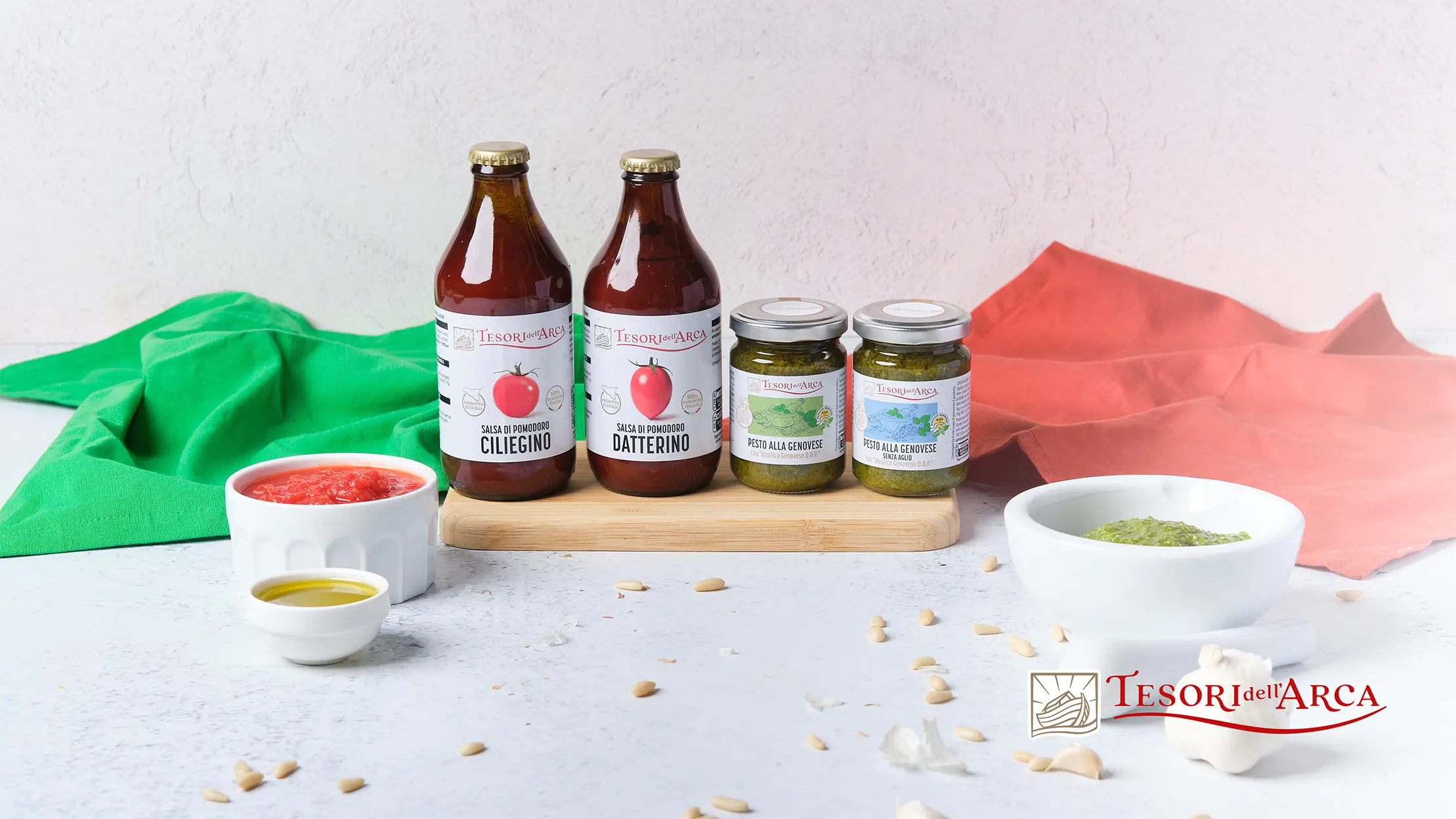 Gli indispensabili da custodire sempre in cucina, la Salsa di pomodoro datterino e la Salsa di pomodoro ciliegino arricchiscono tante ricette con la loro caratteristica dolcezza. Insieme a loro c'è il Pesto alla genovese, tra i condimenti più amati, dal gusto fresco e dalla consistenza ricca. Anche nella versione senza aglio, porta in tavola la gioia della tradizione.