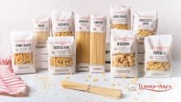 La pasta Trafilata al Bronzo Tesori dell'Arca unisce tradizione e qualità, garantendo una consistenza porosa ideale per trattenere ogni sugo. Dalle classiche Penne rigate, Farfalle e Spaghetti, alle Linguine, Rigatoni e Tortiglioni, fino ai formati regionali come Gnocchi sardi e Caserecce, passando per Risoni e Ditali rigati, ogni piatto sarà un successo.