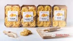 Un simbolo della cucina italiana, la Pasta all'uovo secca Tesori dell'Arca è perfetta per ogni occasione. Fettuccine, Tagliatelle, Pappardelle e Tagliolini, sono realizzati con semola di grano duro italiano e uova da galline allevate a terra italiane, Grazie alla loro sfoglia ruvida trafilata al bronzo sono l'ingrediente versatile e immancabile in ogni cucina. Con i condimenti della tradizione o sughi di stagione, rendono ogni pranzo o cena un momento di autentico piacere.
