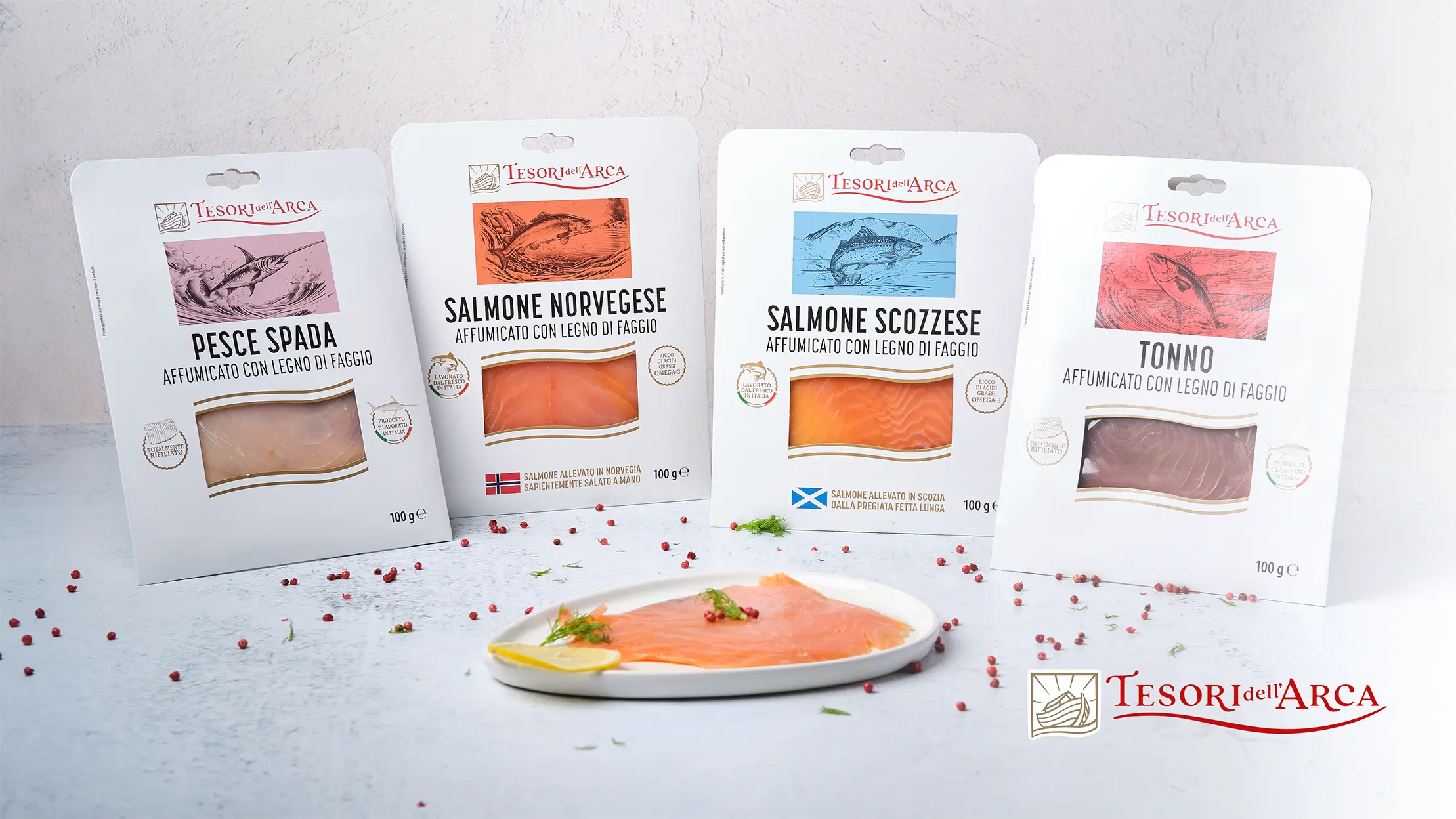 Un viaggio tra i sapori del mare, dove il Tonno e il Pesce spada affumicati Tesori dell'Arca offrono aromi intensi e raffinati, perfetti per antipasti gourmet. Il Salmone norvegese, con la sua consistenza burrosa, e il Salmone scozzese, proposto in versione natalizia, arricchiscono i pranzi festivi con note affumicate che evocano antiche tradizioni culinarie.
