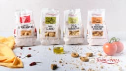 Tesori dell'Arca dedica all'aperitivo un'intera selezione di Taralli della tradizione pugliese, l'idea perfetta per uno stuzzichino che mette tutti d'accordo. Dal gusto classico, friabile e sfizioso, alle versioni al pomodoro e origano, semi di finocchio, peperoncino, integrali e ai cereali. Un mix irresistibile di sapori mediterranei perfetto per i vostri momenti più belli.