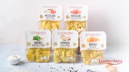 Scrigni di pasta fresca che racchiudono un ripieno dal gusto inconfondibile. Con la sfoglia trafilata al bronzo, i Tortellini al prosciutto di Parma e i Girasoli cacio e pepe richiamano la tradizione in un formato irresistibile. I Ravioli di zucca, le Mezzelune allo speck e i Ravioli al basilico e pinoli portano in tavola i sapori della cucina italiana in una veste speciale.