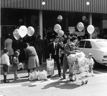 Clienti e scaffali nei primi supermercati Pam