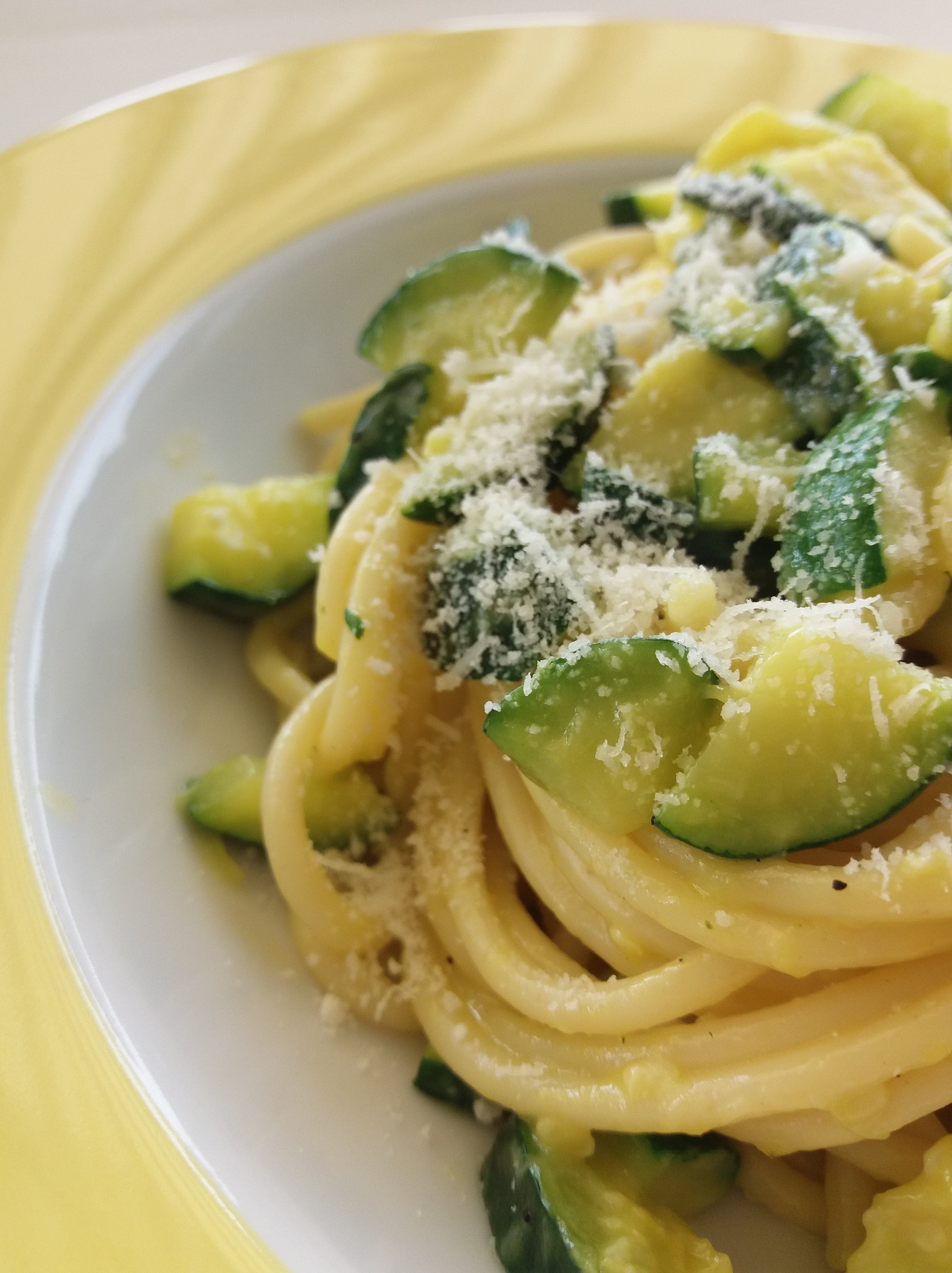Carbonara vegetariana di zucchine