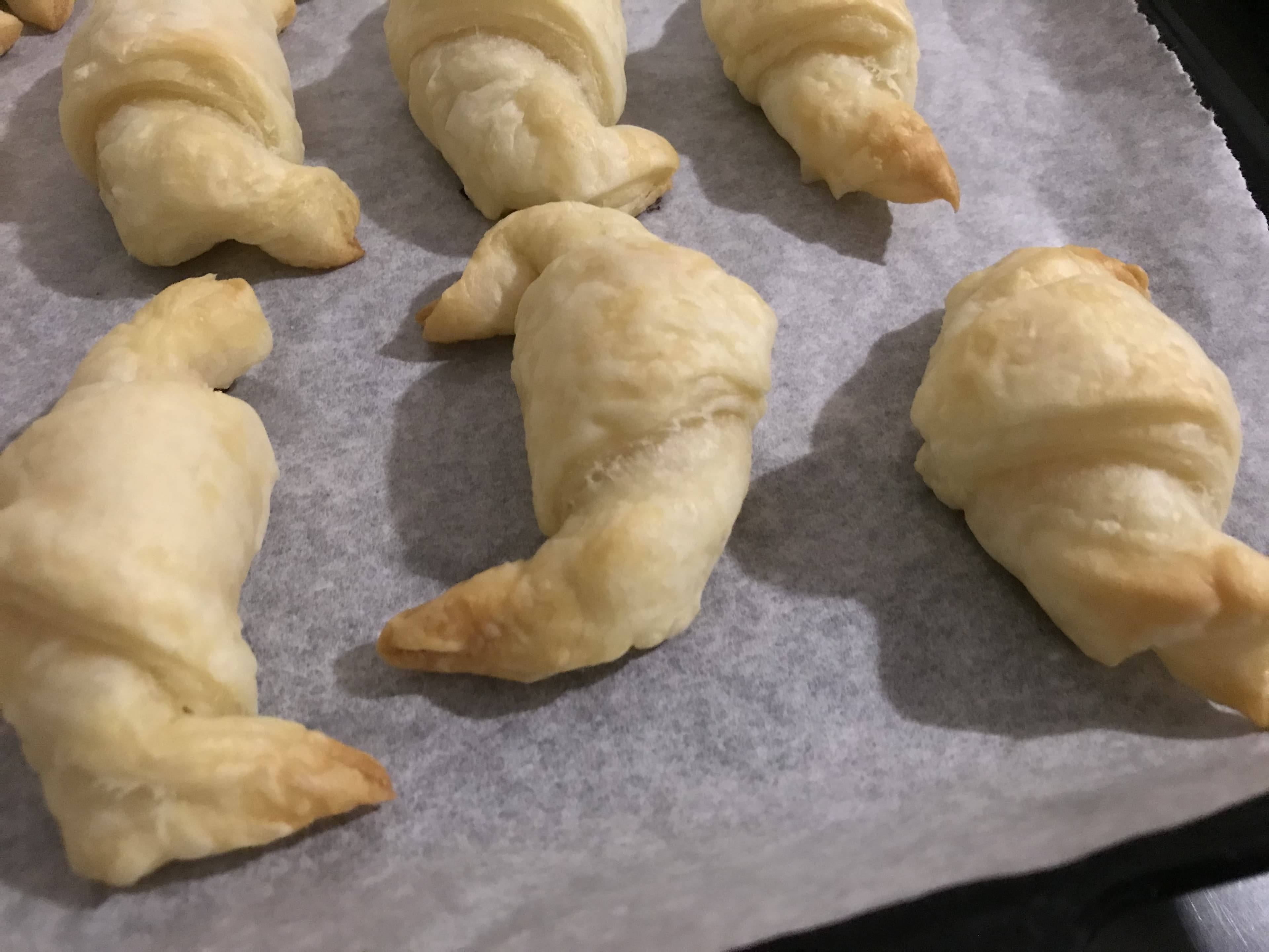 Cornetti di pasta sfoglia con formaggio spalmabile e salmone.