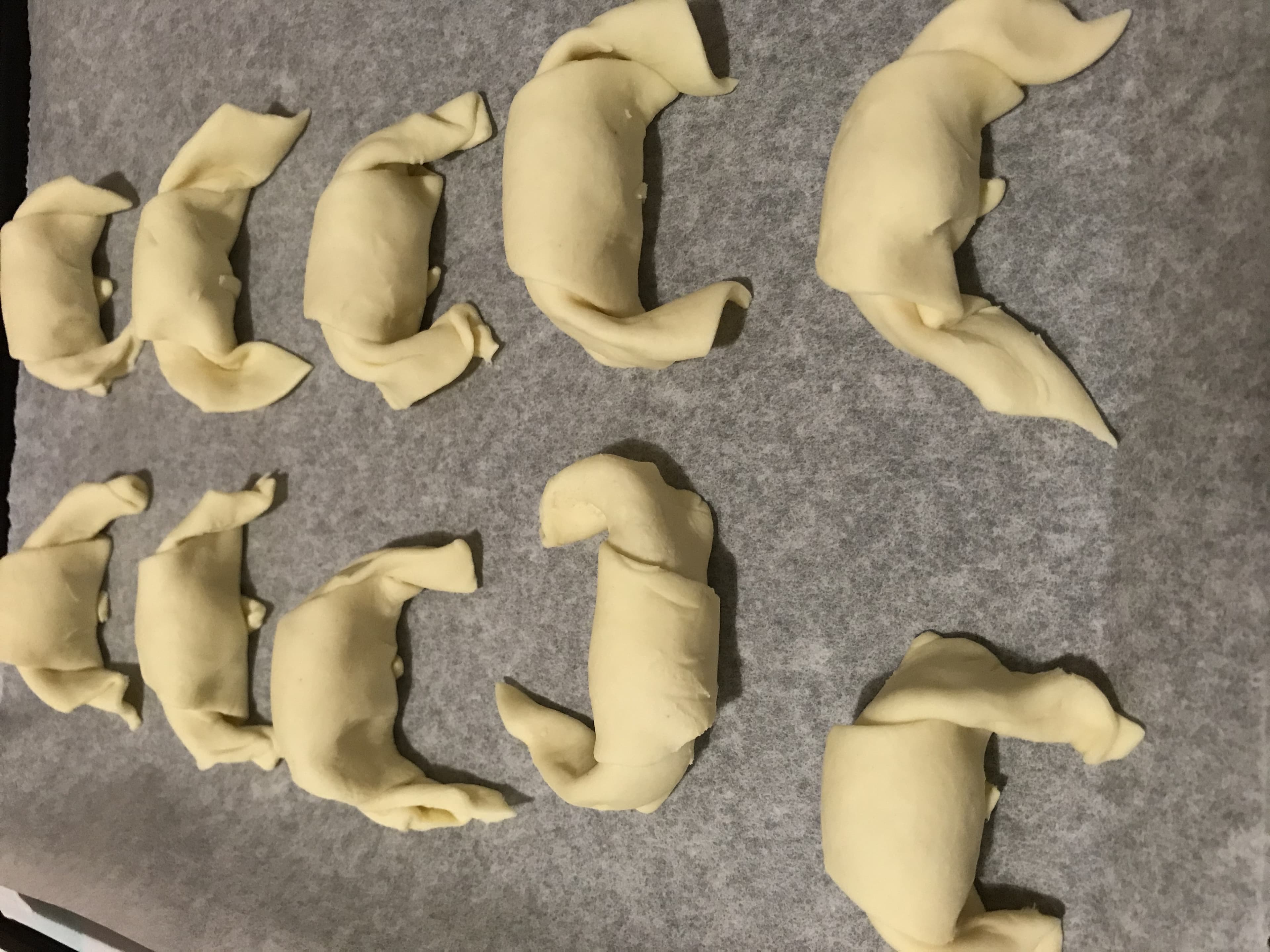 Cornetti di pasta sfoglia con formaggio spalmabile e salmone.