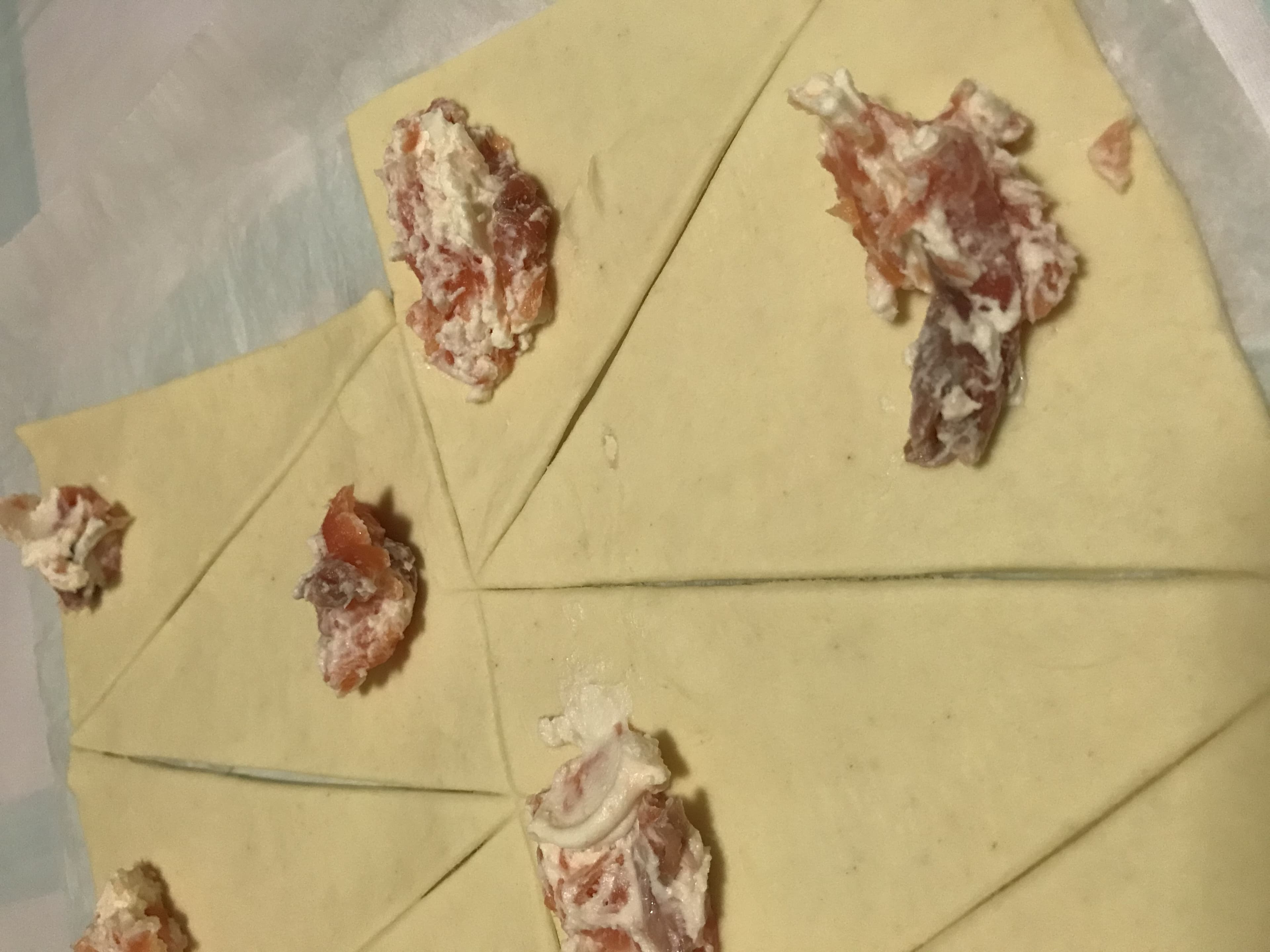 Cornetti di pasta sfoglia con formaggio spalmabile e salmone.
