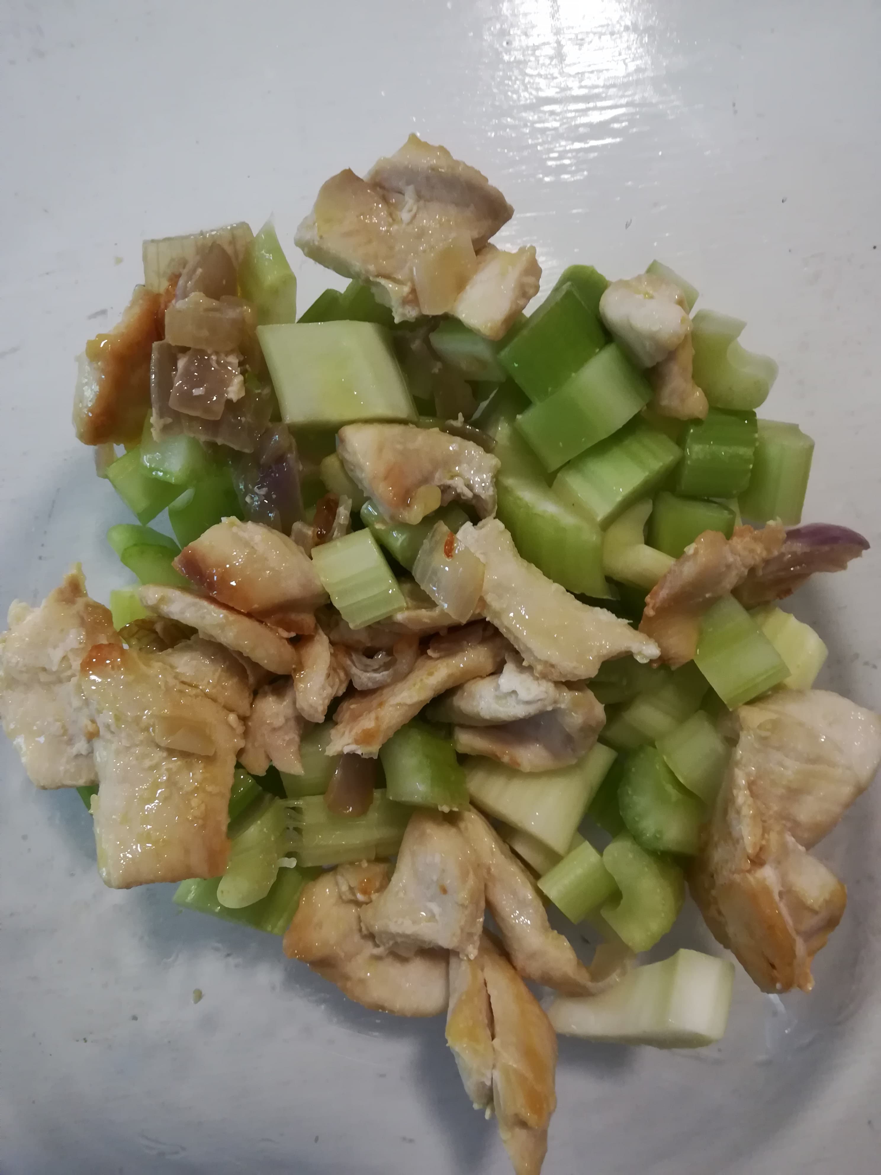 Insalata di pollo con sedano e maionese