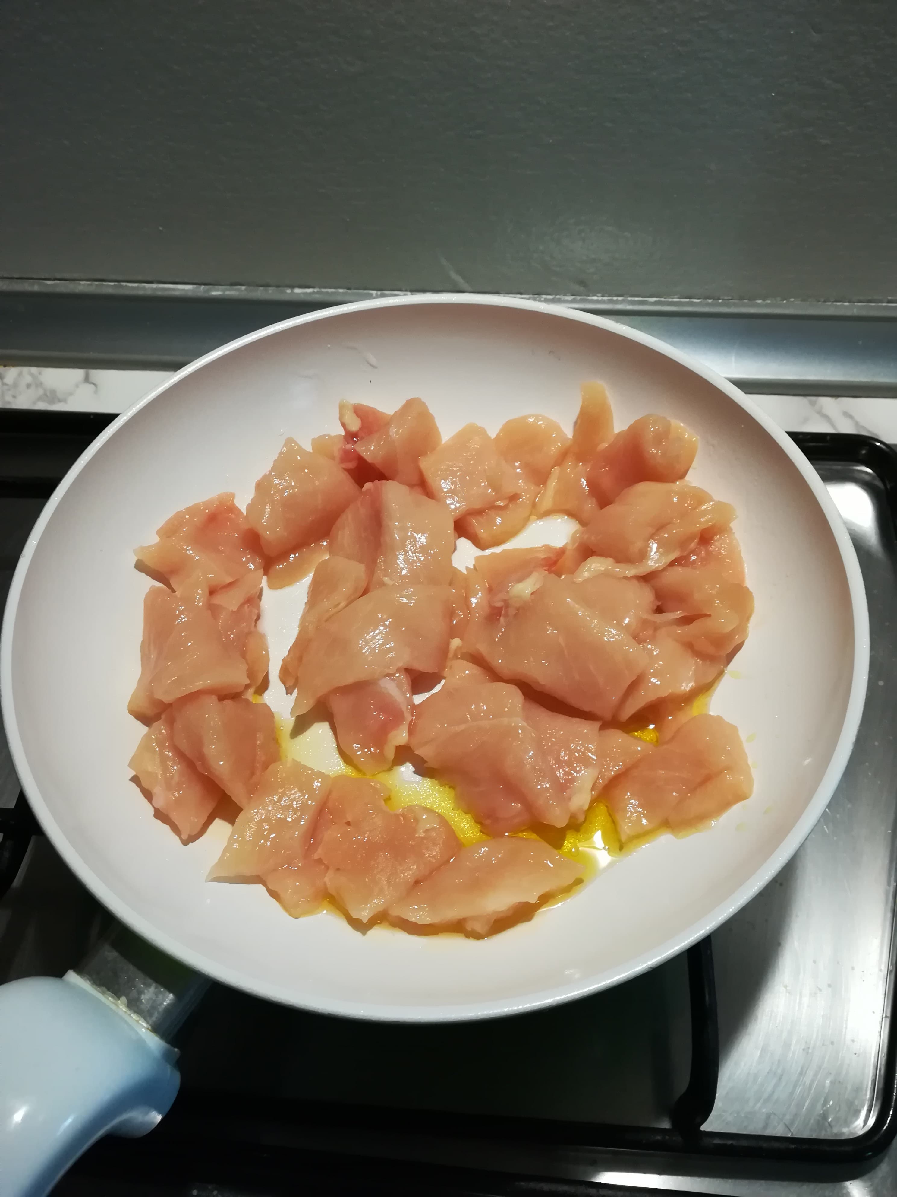 Insalata di pollo con sedano e maionese