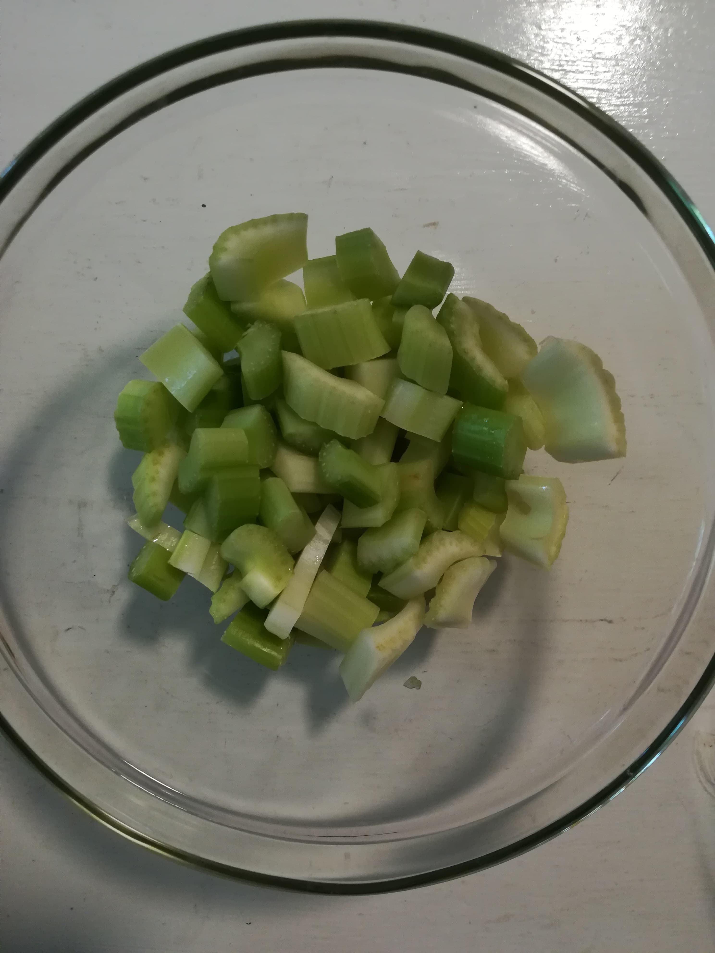 Insalata di pollo con sedano e maionese