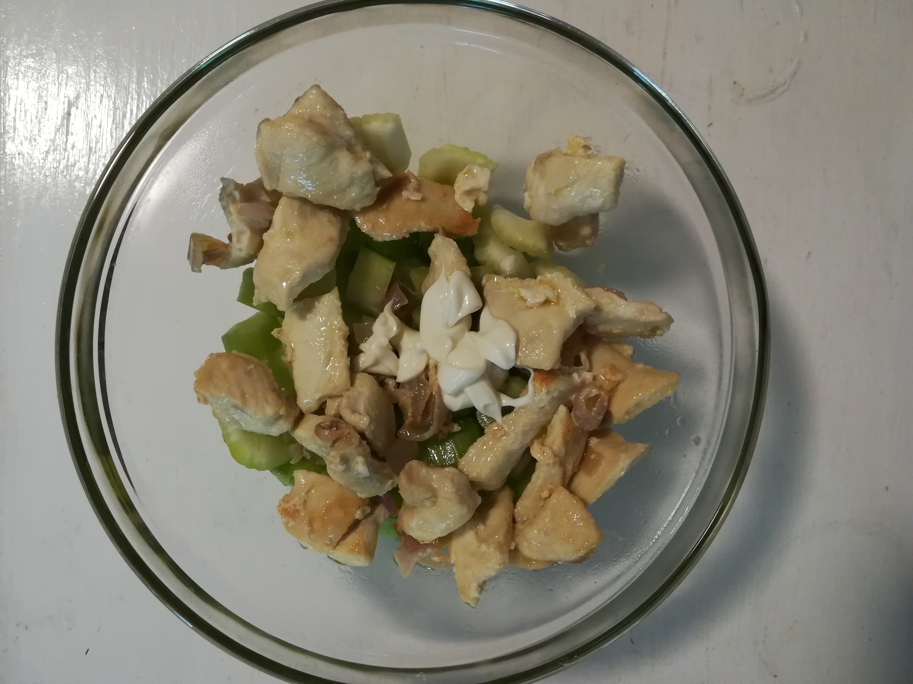 Insalata di pollo con sedano e maionese