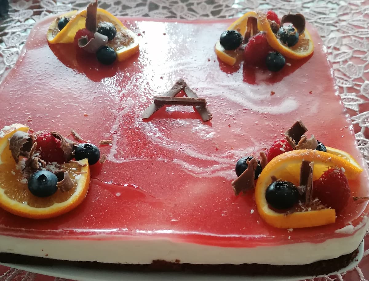 Torta con panna e biscotti