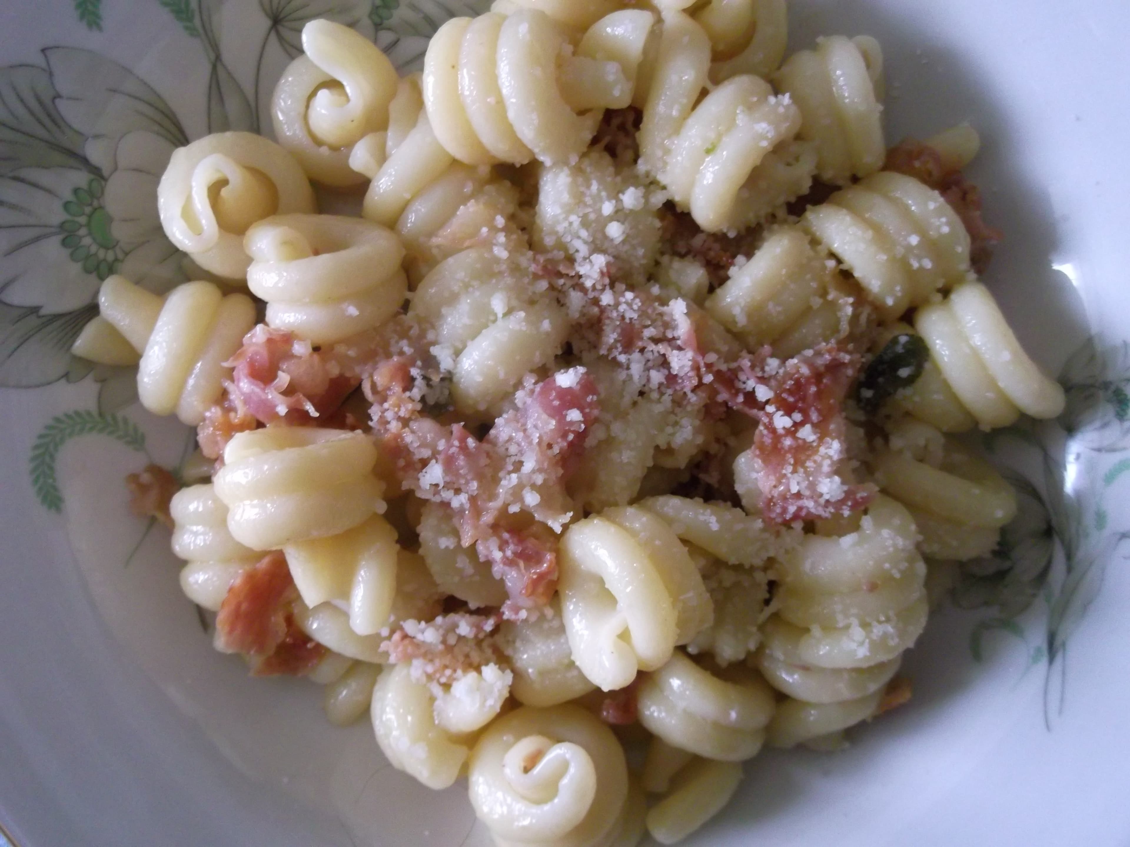 Pasta con pancetta croccante