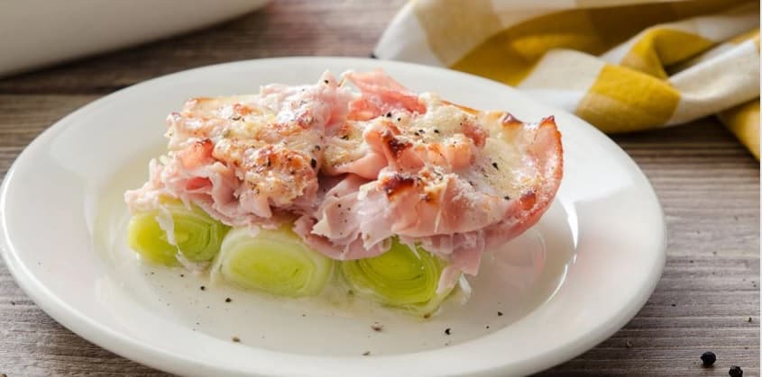 Porri gratinati al forno con prosciutto cotto