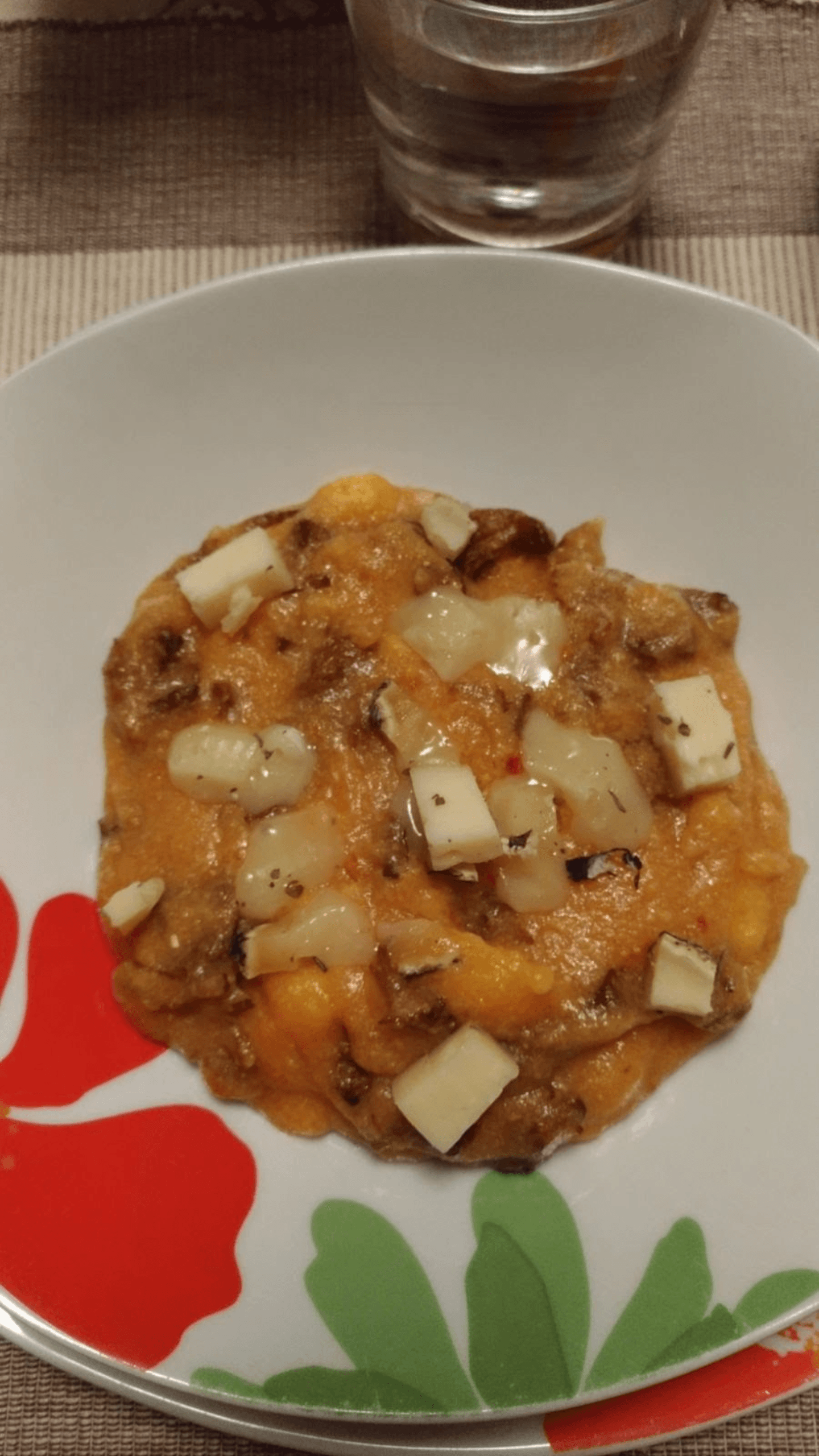Polenta con formaggio e granella di noci 