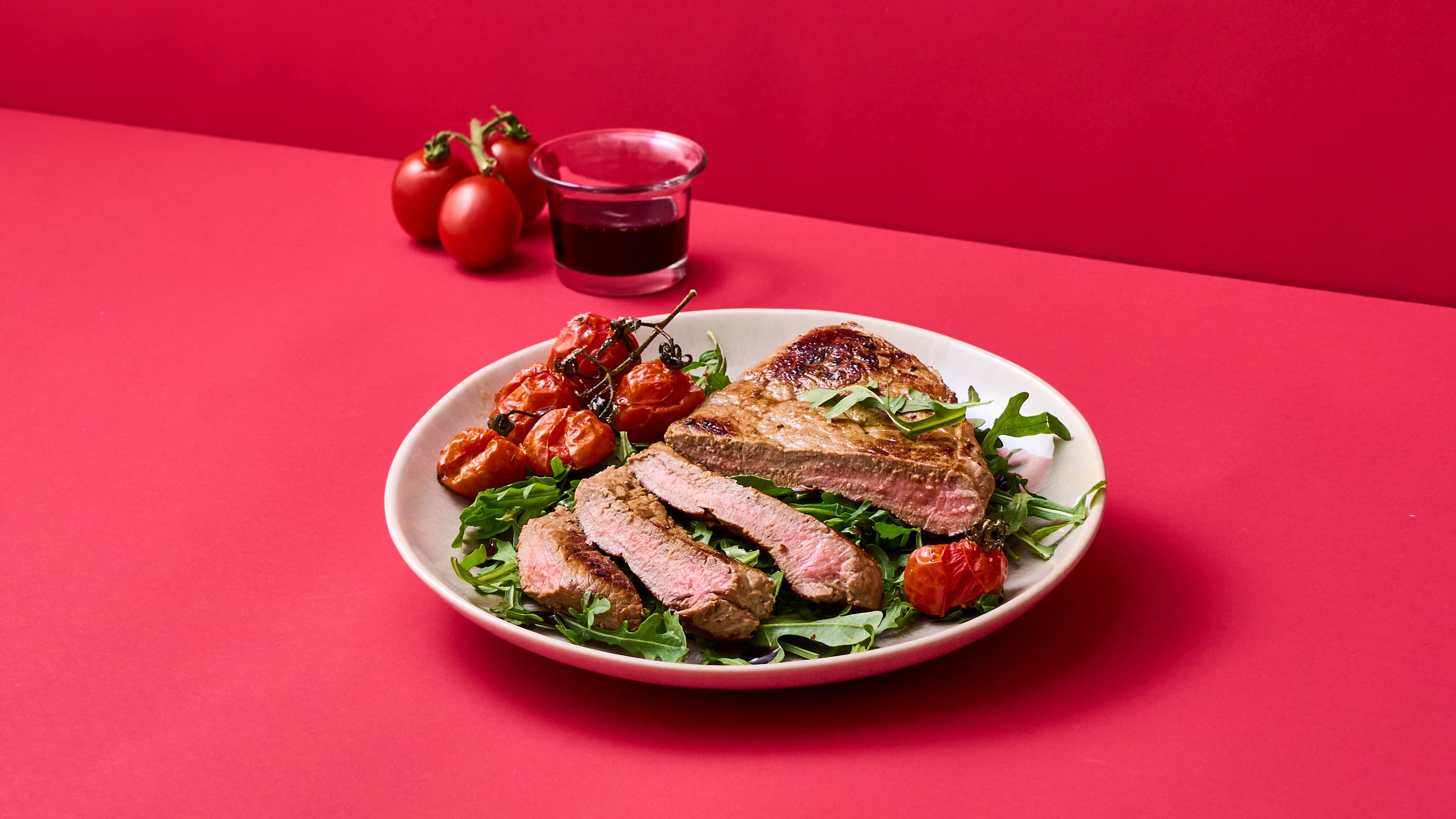 Tagliata di Bovino con rucola e pomodorini confit