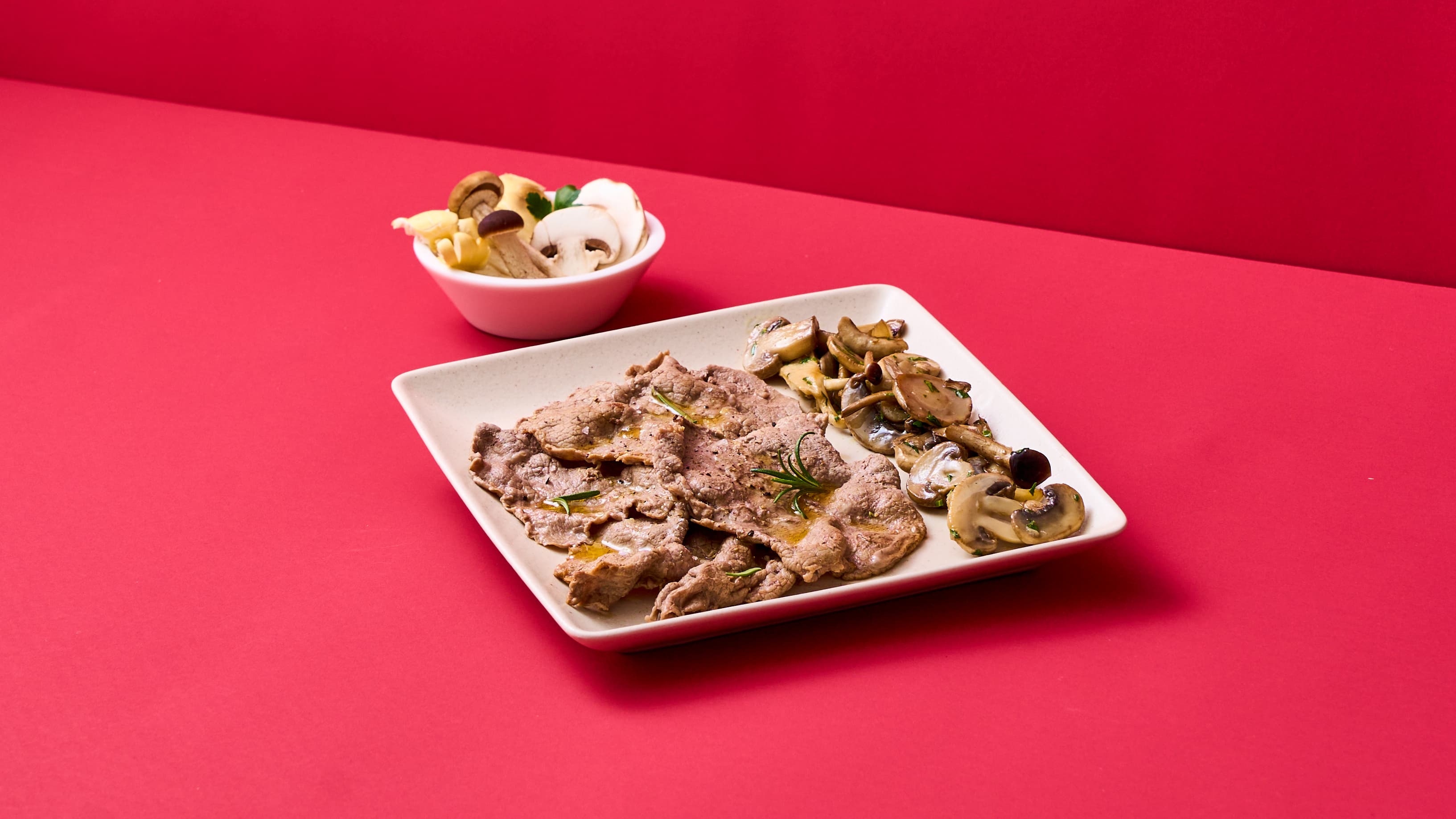 Tagliata sottile di Bovino con rosmarino e funghi trifolati