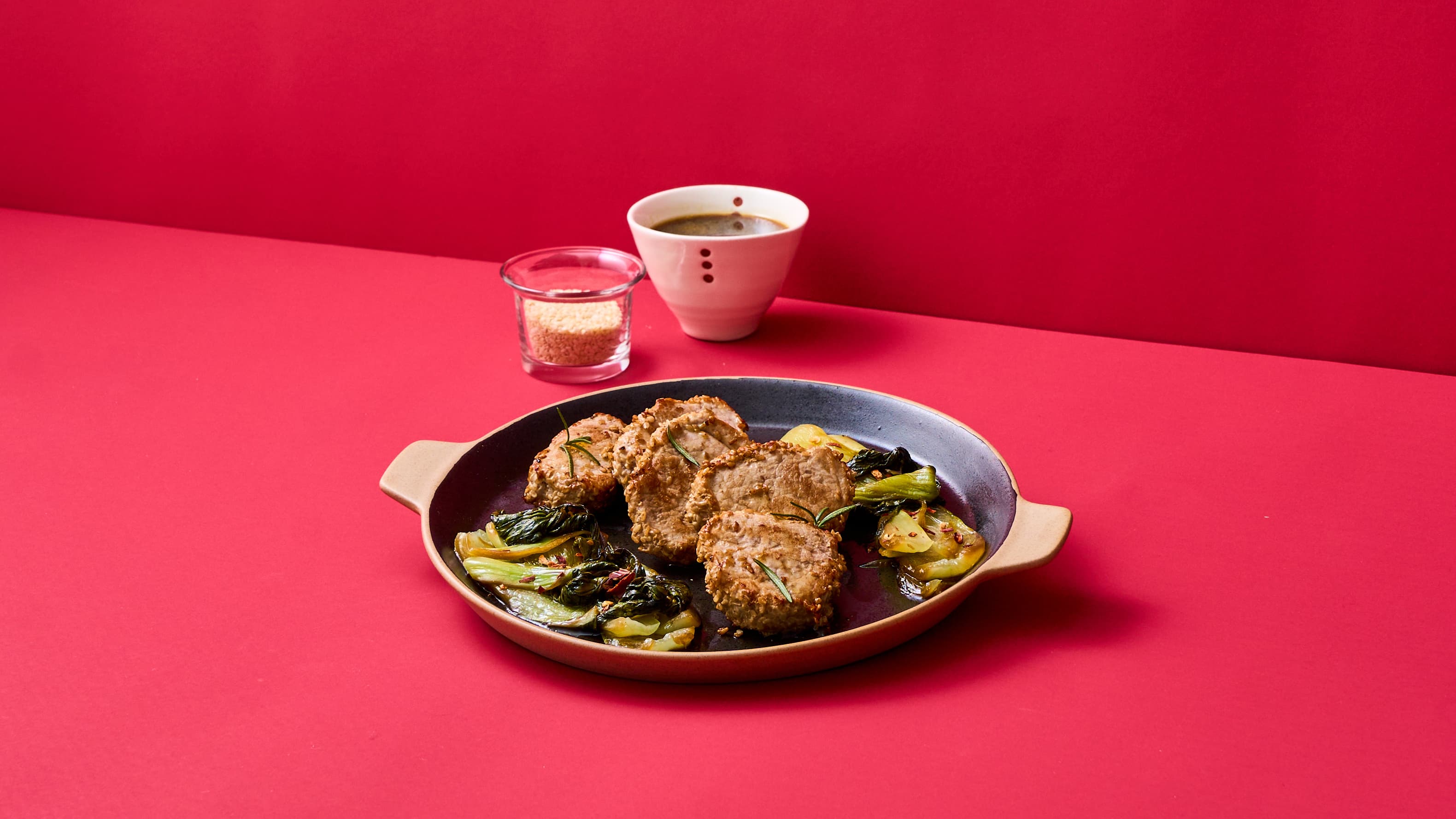 Filetto di Suino ai semi di sesamo e rosmarino, con coste saltate in olio di sesamo e salsa di soia