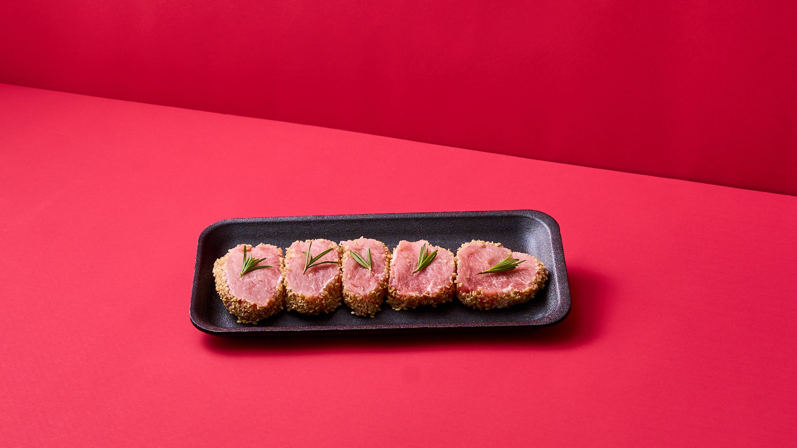 Filetto di Suino ai semi di sesamo e rosmarino, con coste saltate in olio di sesamo e salsa di soia