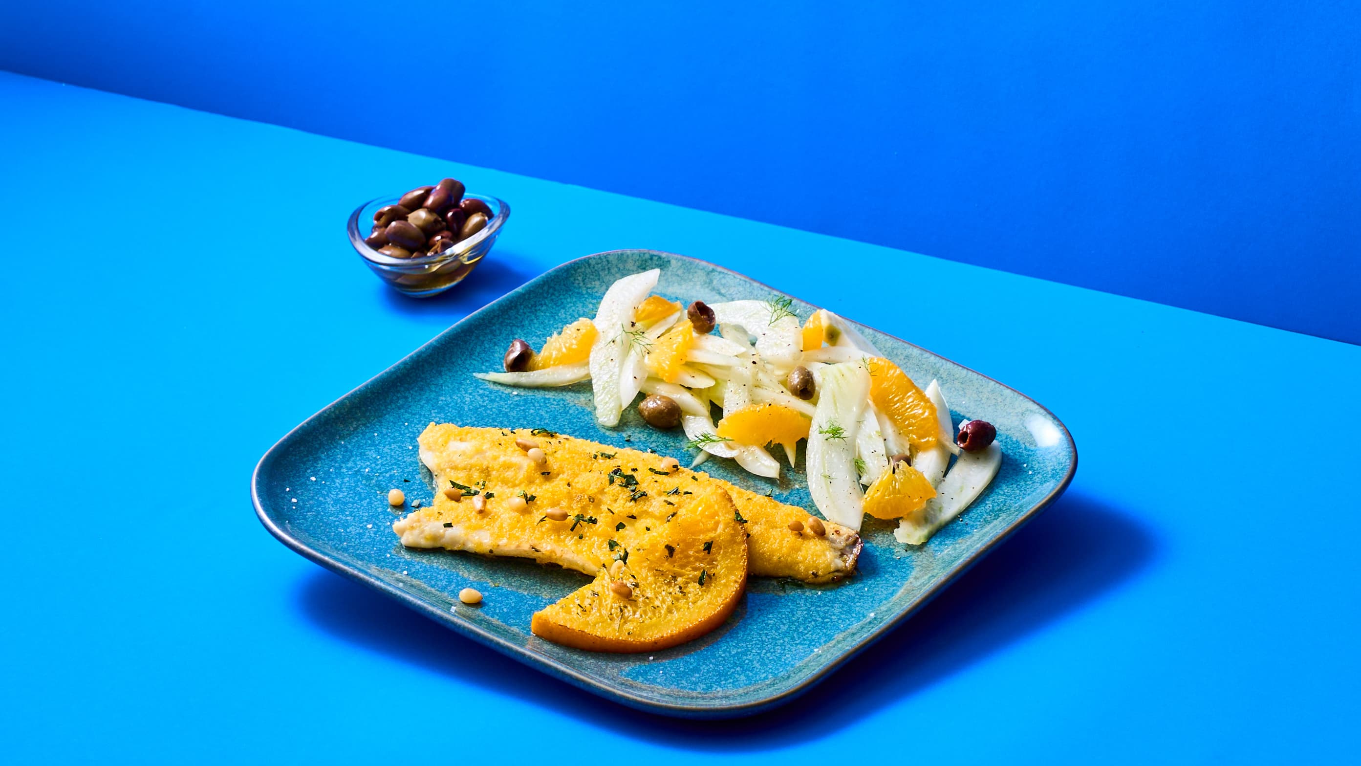 Filetto di Branzino agli agrumi con insalata di finocchi, arance e olive