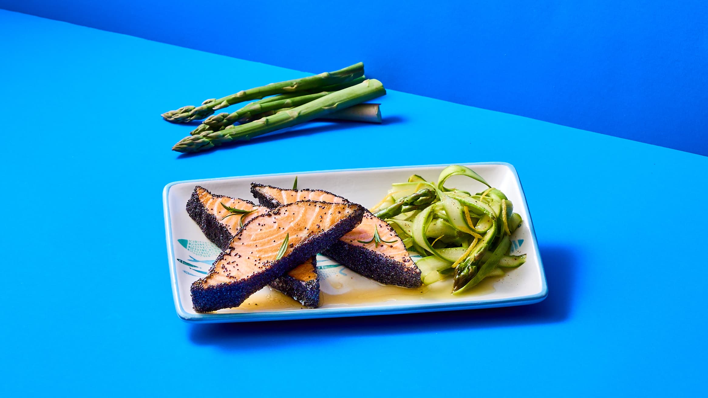 Trancio di Salmone ai semi di papavero con carpaccio di asparagi e limone