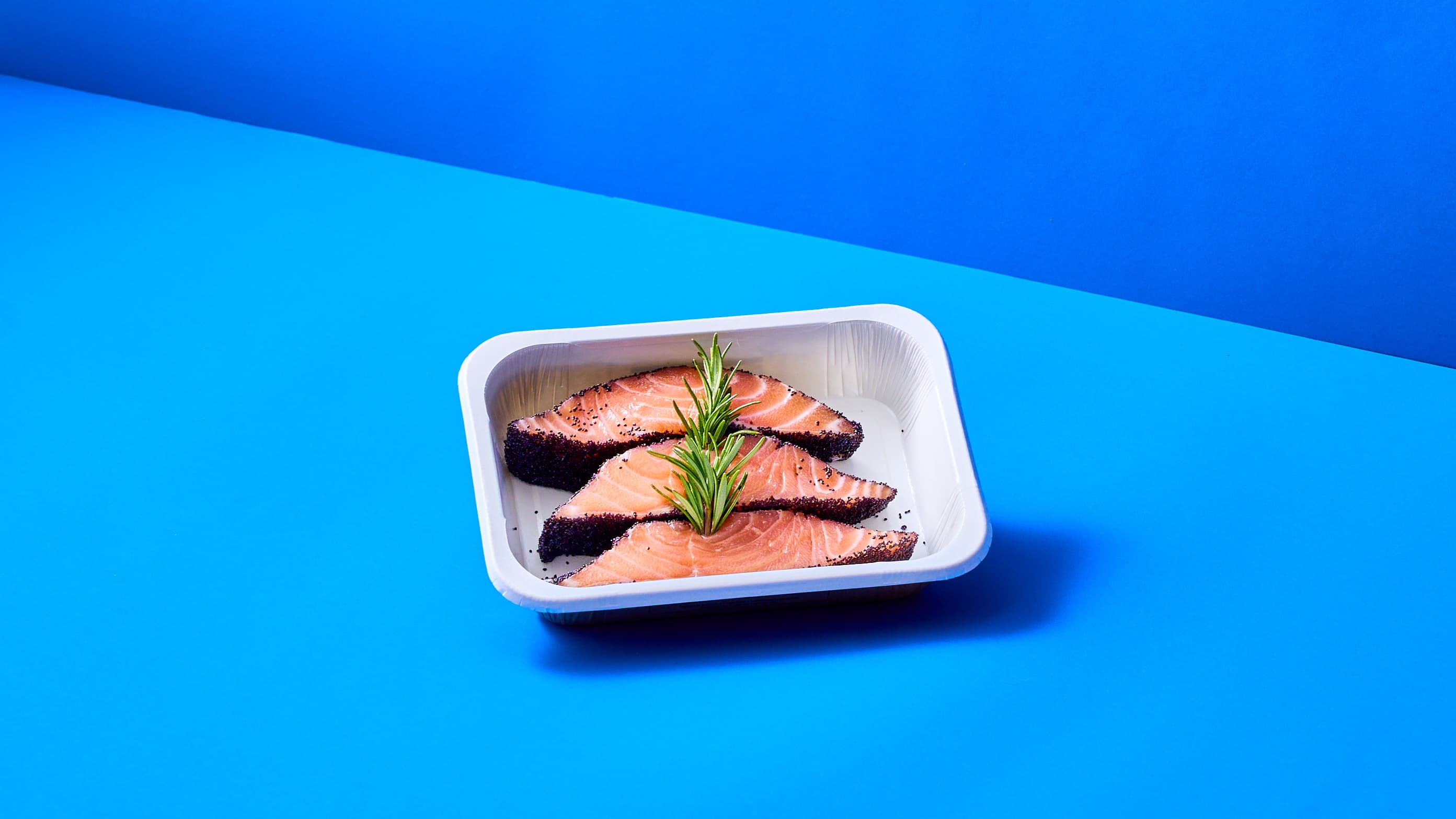 Trancio di Salmone ai semi di papavero con carpaccio di asparagi e limone