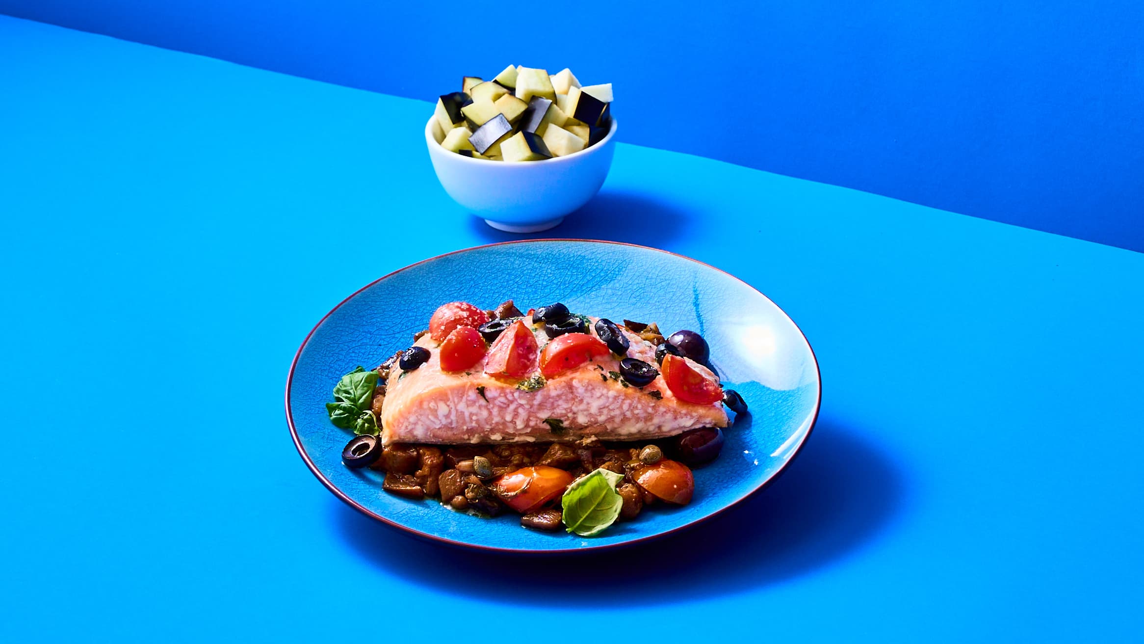 Filetto di Salmone alla mediterranea con caponata di melanzane
