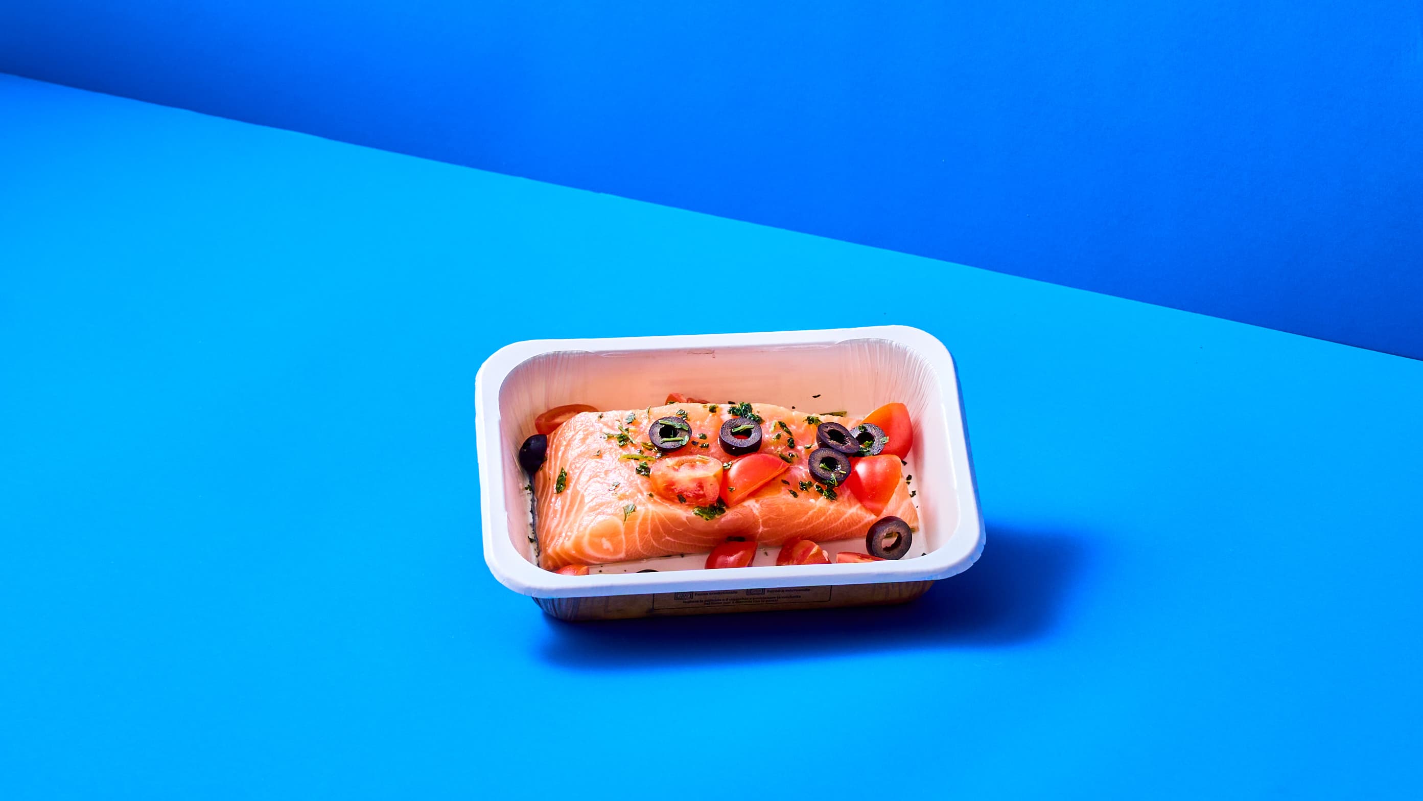 Filetto di Salmone alla mediterranea con caponata di melanzane