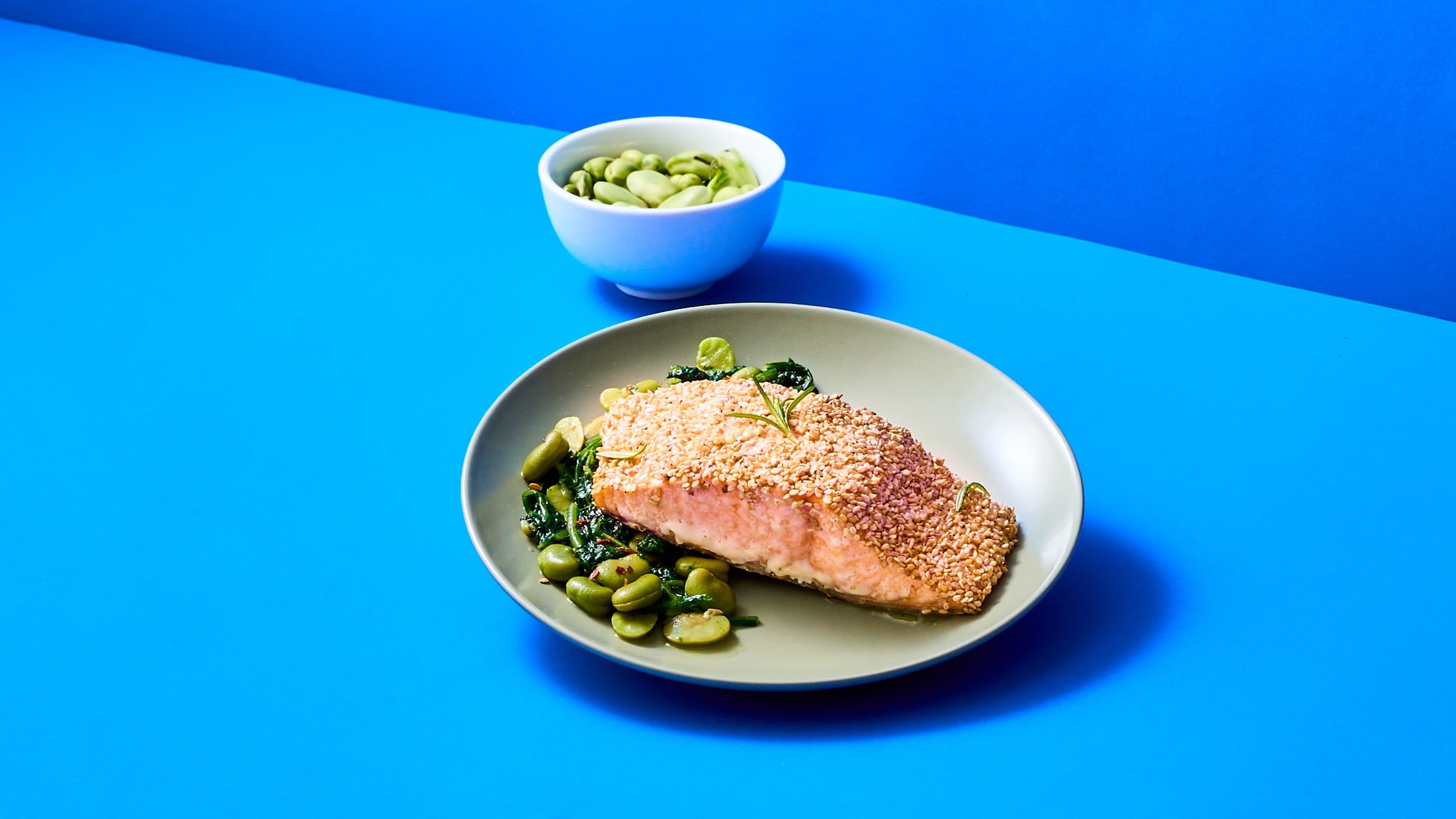 Filetto di Salmone con sesamo, cicoria e fave