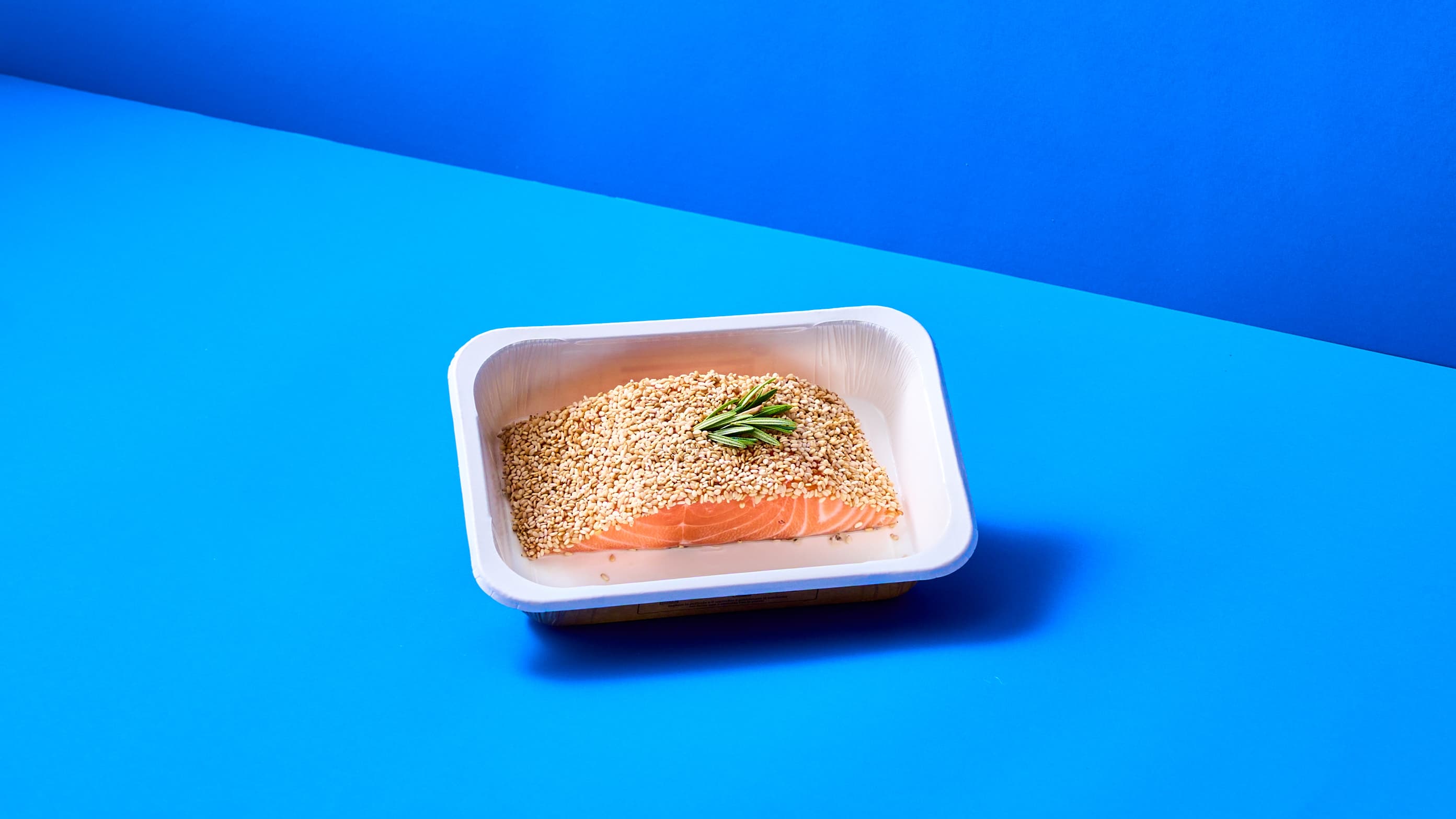 Filetto di Salmone con sesamo, cicoria e fave