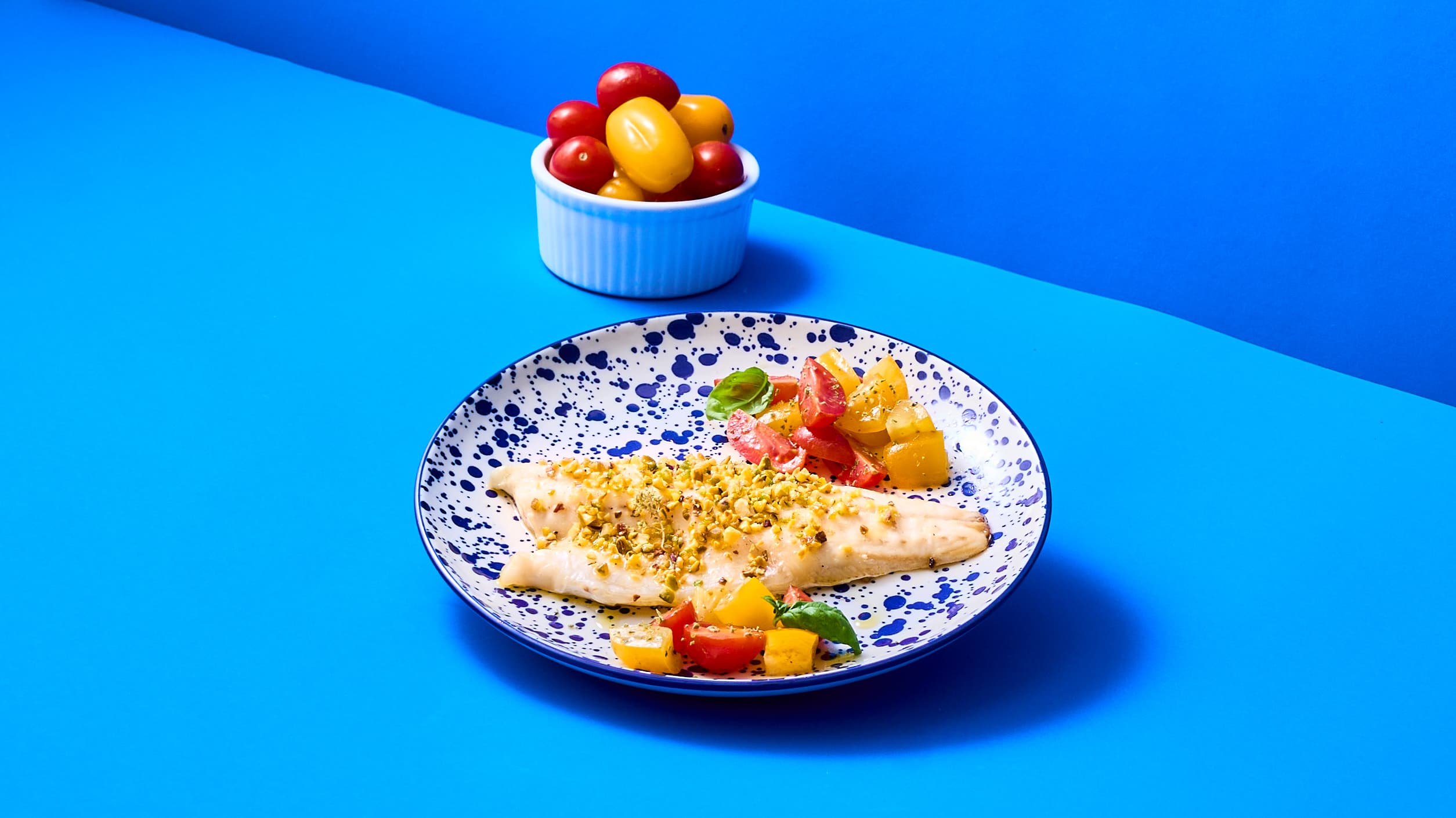 Filetto di Branzino al pistacchio con insalata di pomodorini