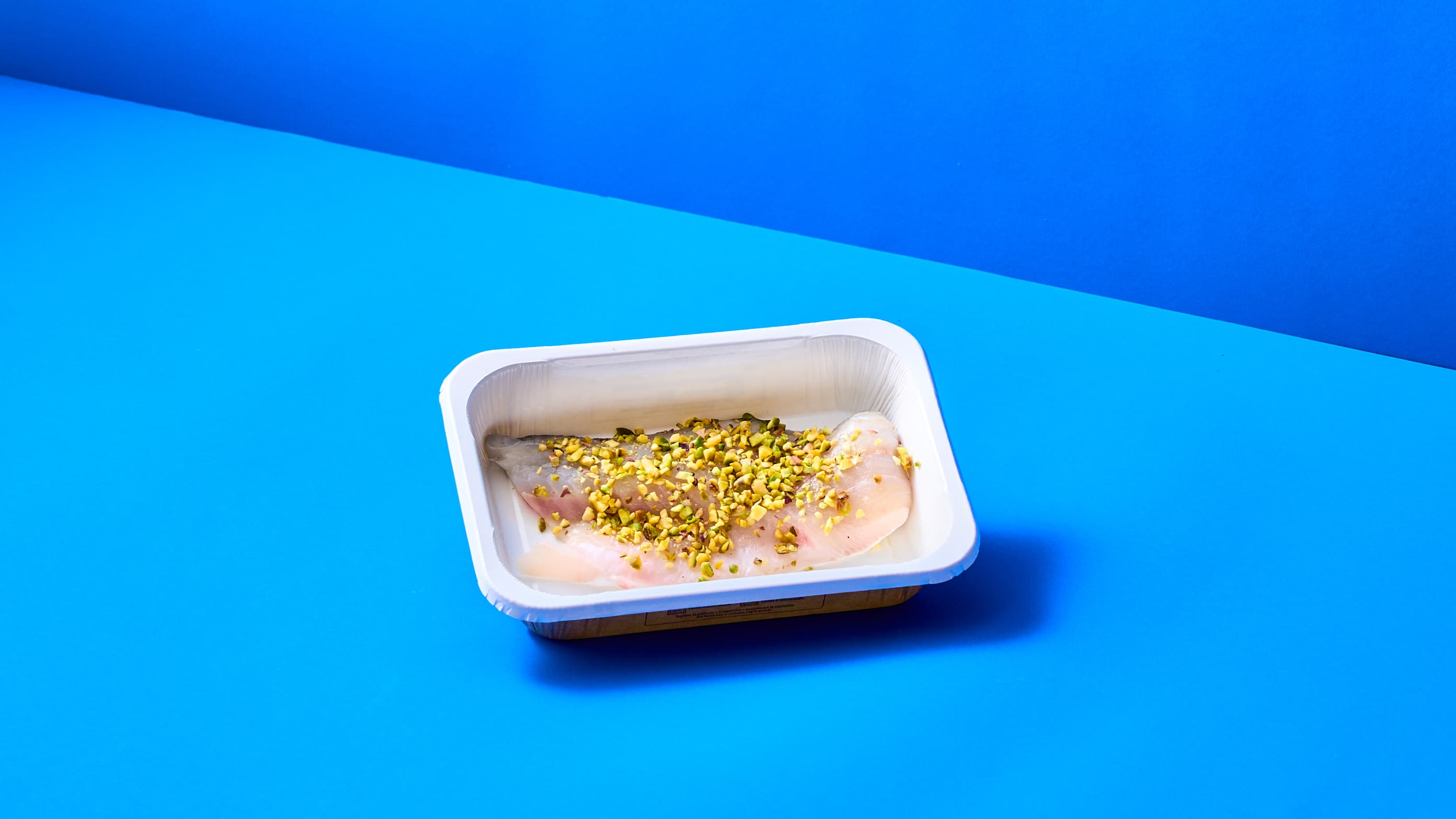 Filetto di Branzino al pistacchio con insalata di pomodorini