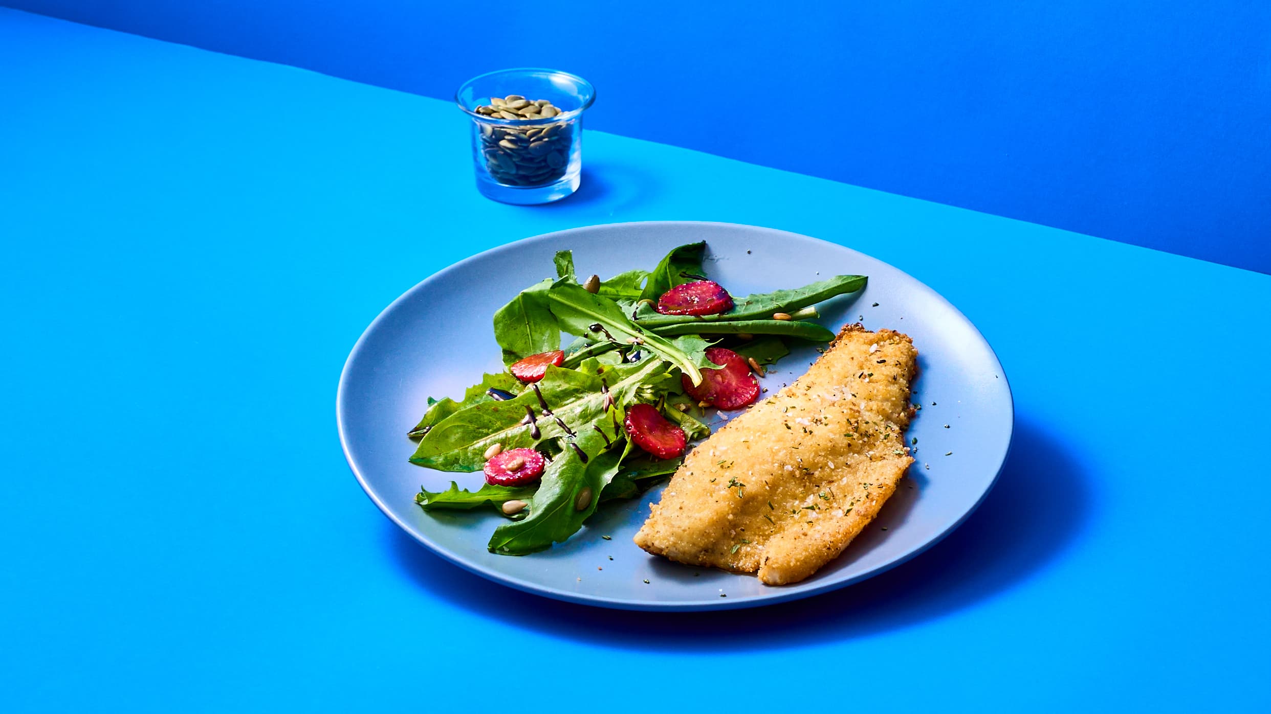 Filetto di Branzino aromatizzato con insalata di cicoria e fragole