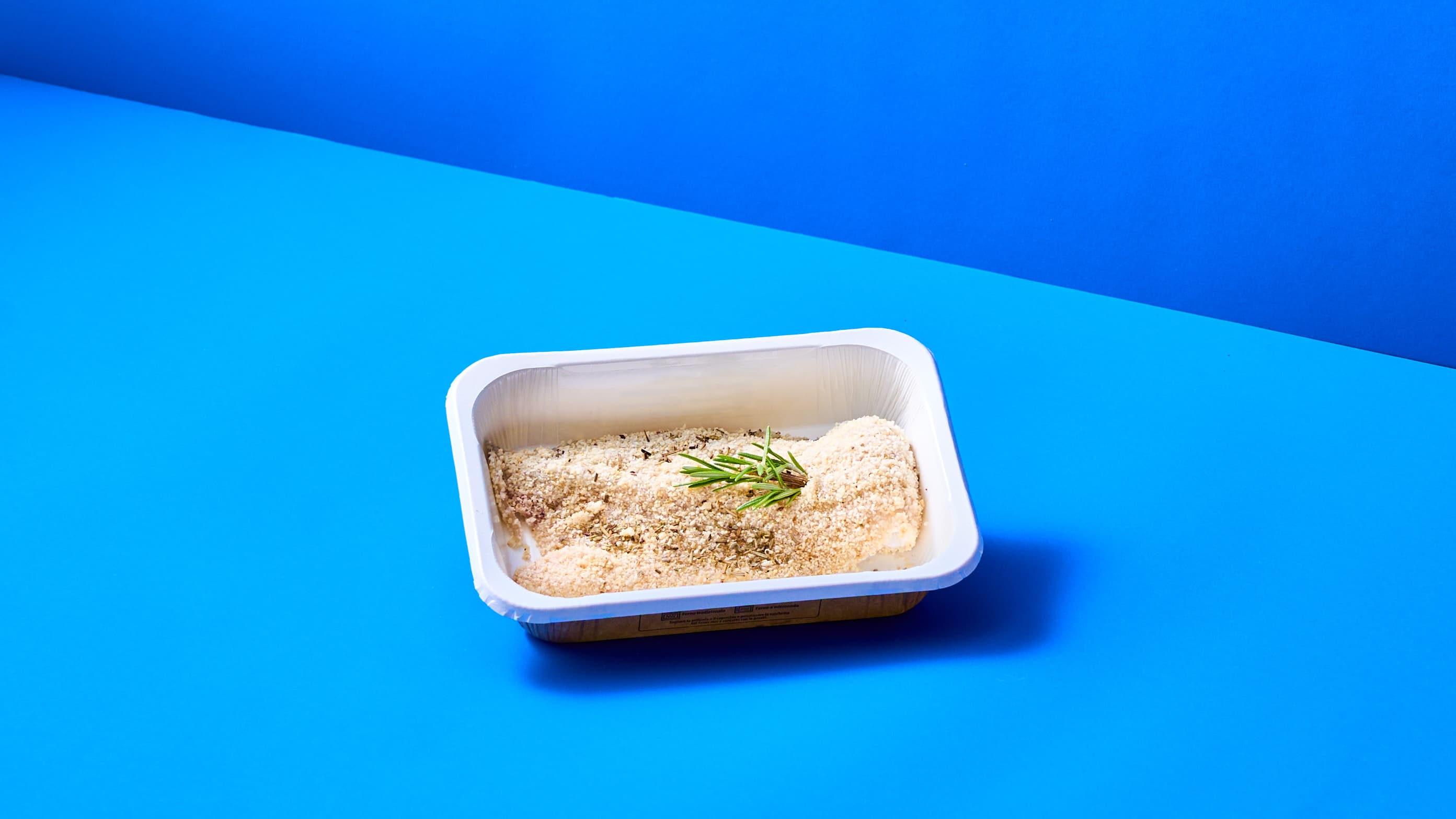 Filetto di Branzino aromatizzato con insalata di cicoria e fragole