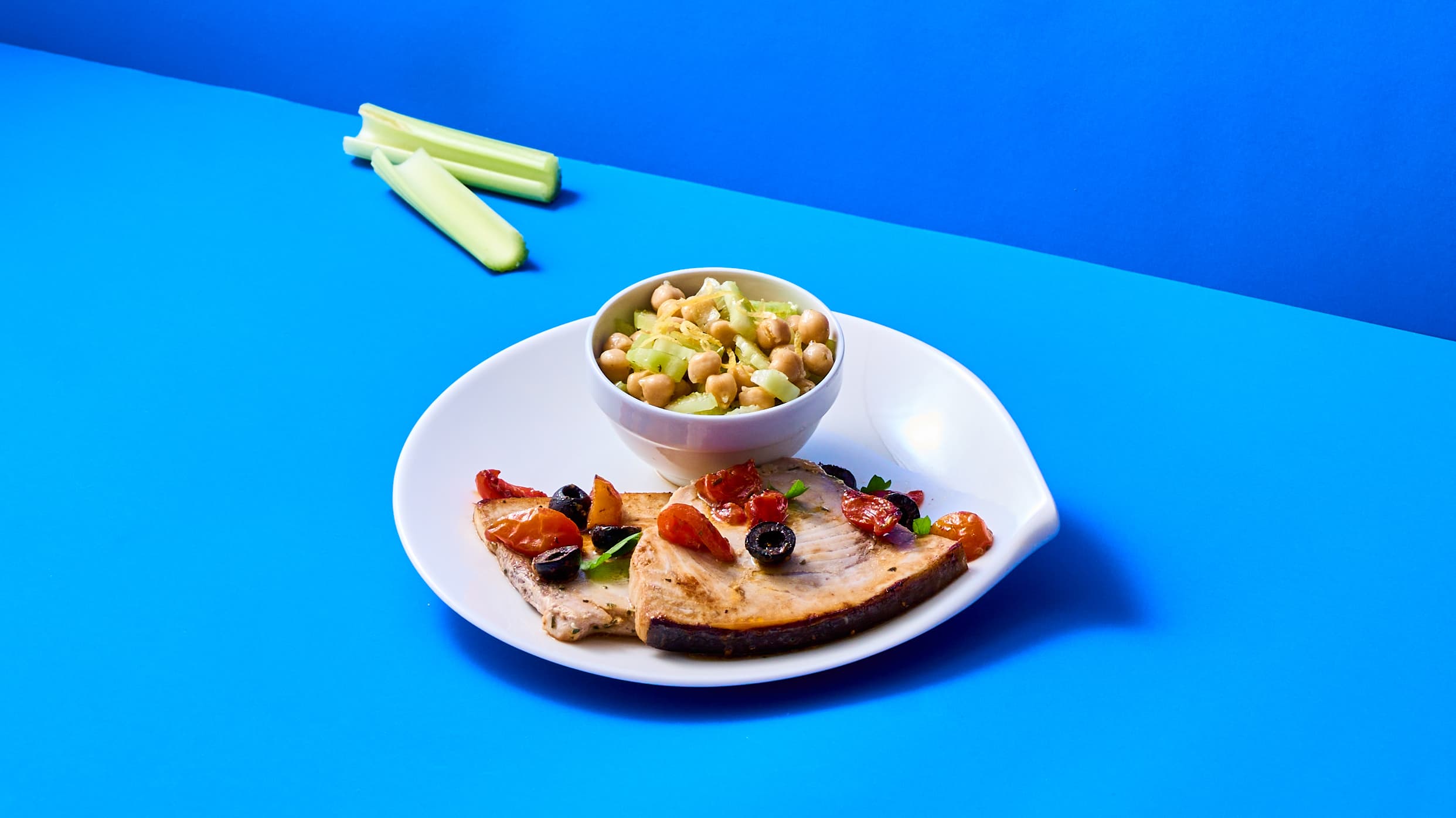 Pesce spada alla mediterranea con insalata di ceci e sedano