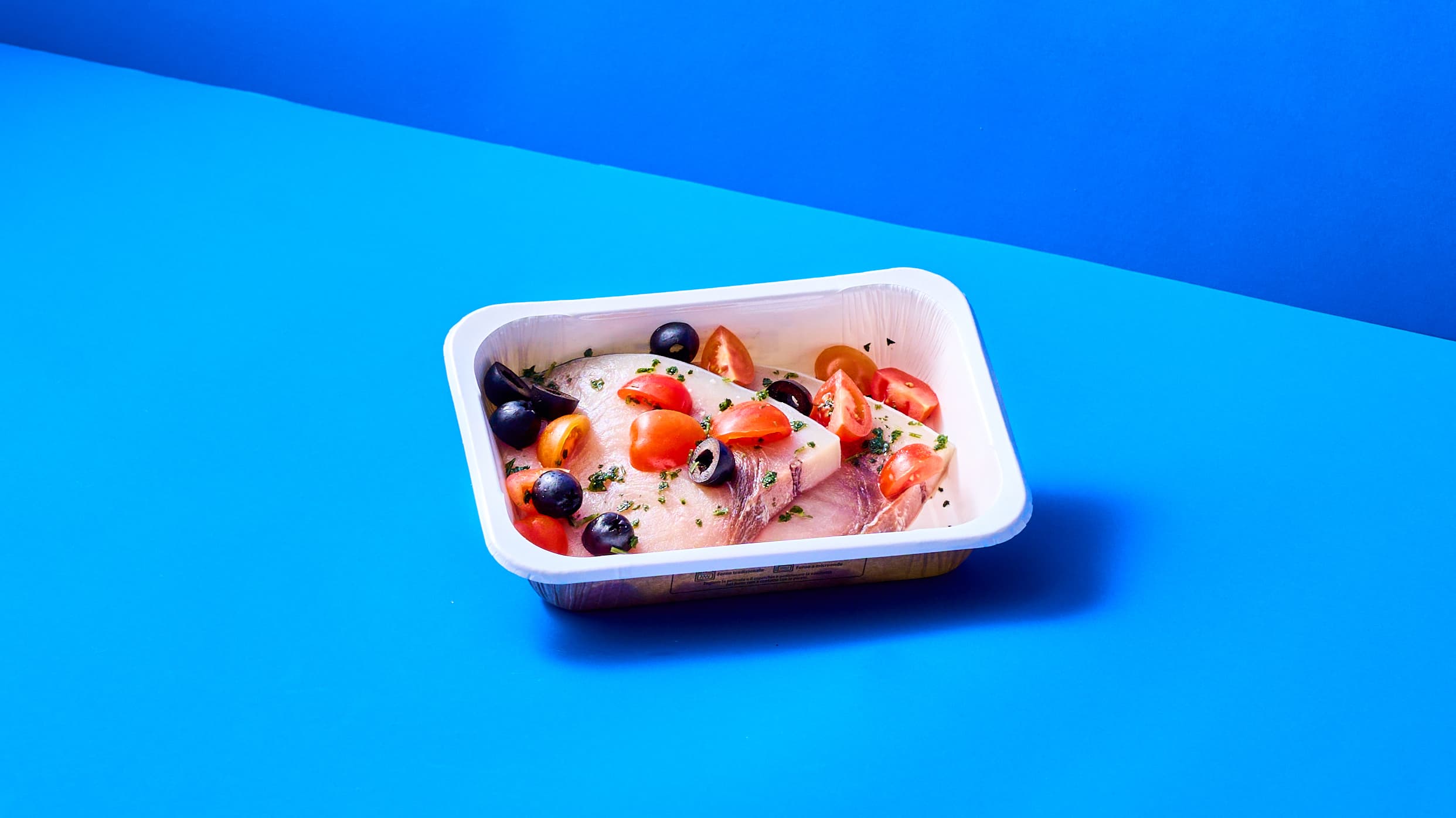 Pesce spada alla mediterranea con insalata di ceci e sedano