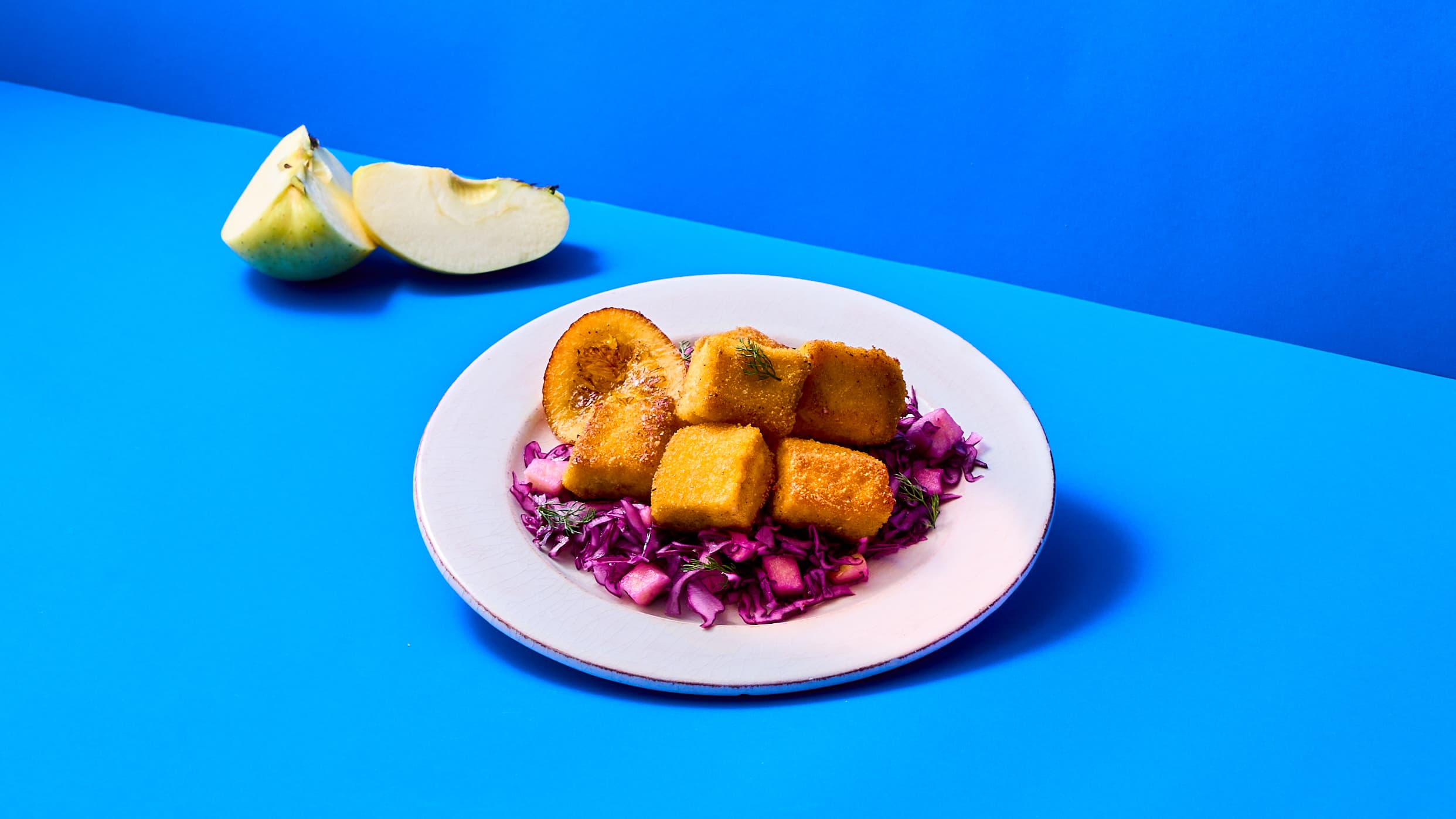 Bocconcini di Salmone panati con insalata di cavolo cappuccio e mela