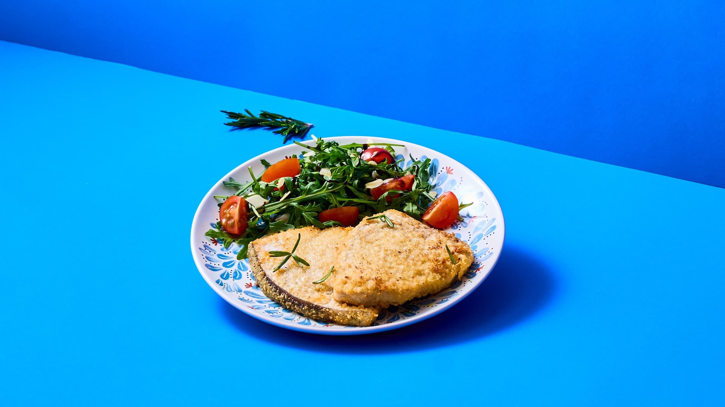 Fettine di Spada panate con insalatina di rucola, pomodorini e mandorle