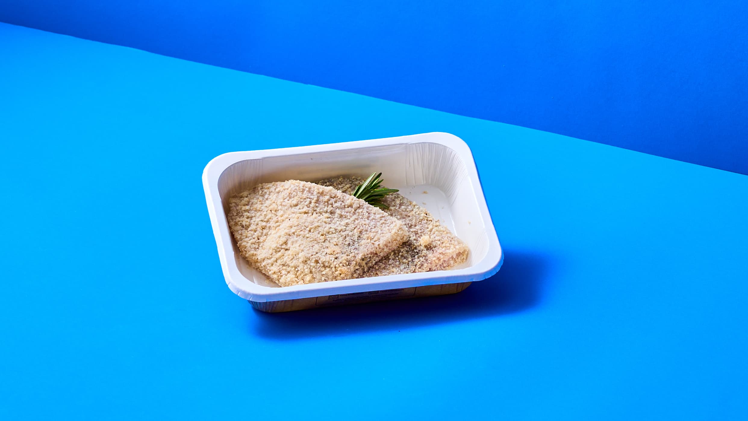 Fettine di Spada panate con insalatina di rucola, pomodorini e mandorle