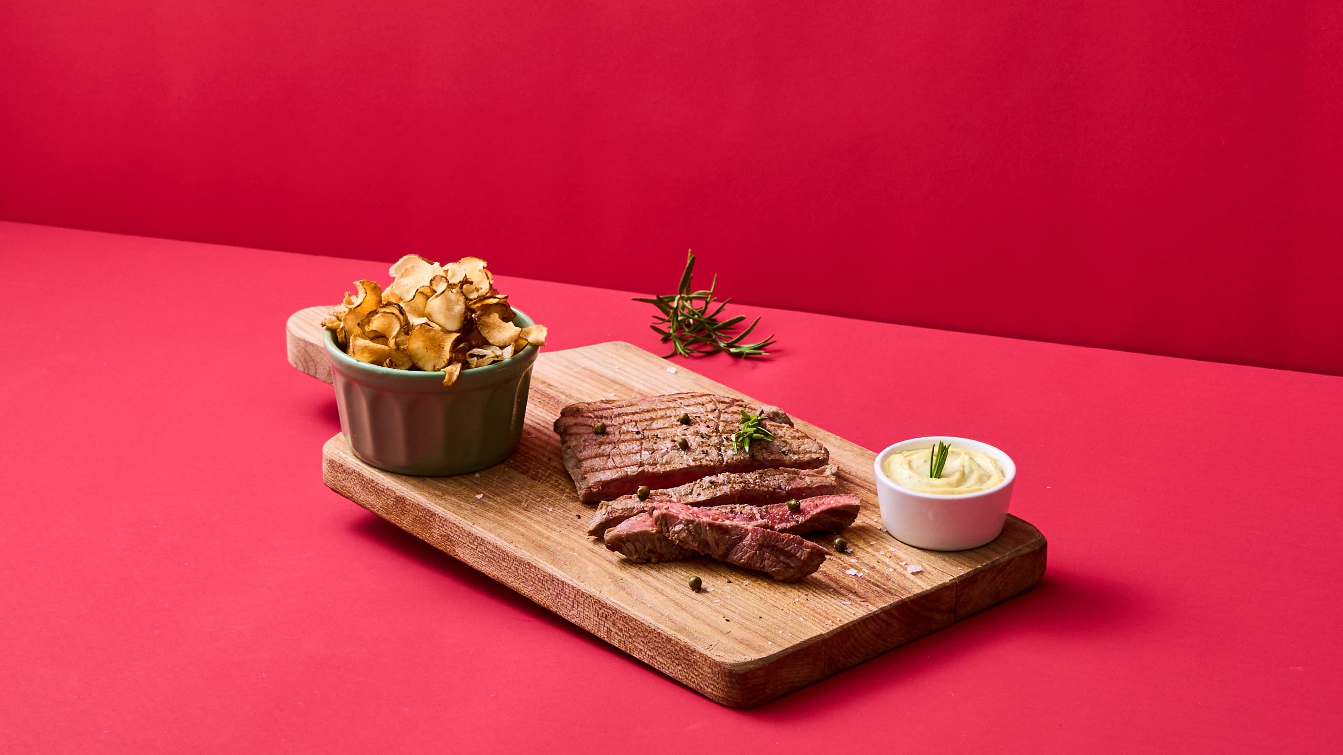 Tagliata di Bovino al pepe verde con chips di topinambur e maionese al rosmarino