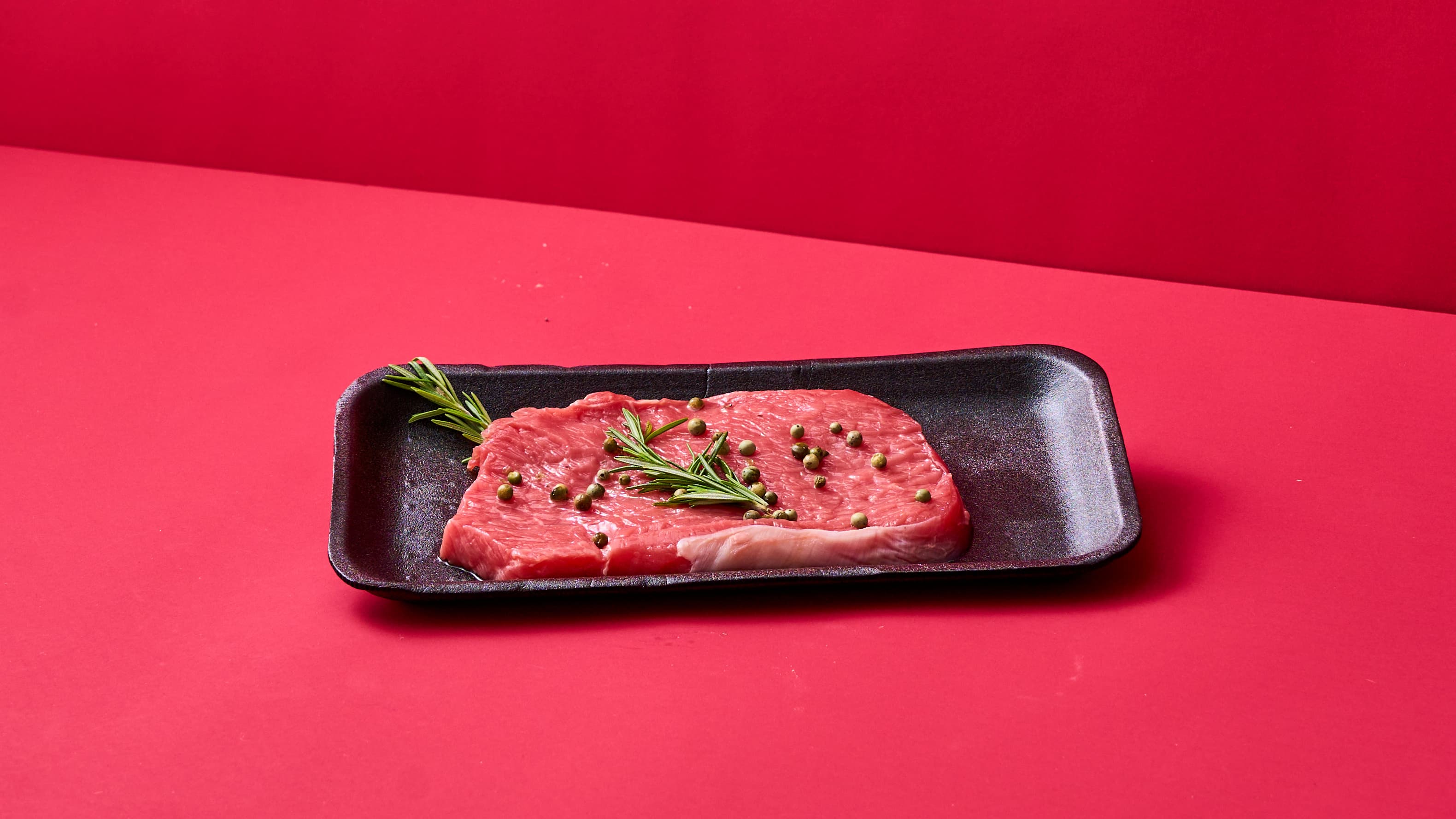 Tagliata di Bovino al pepe verde con chips di topinambur e maionese al rosmarino