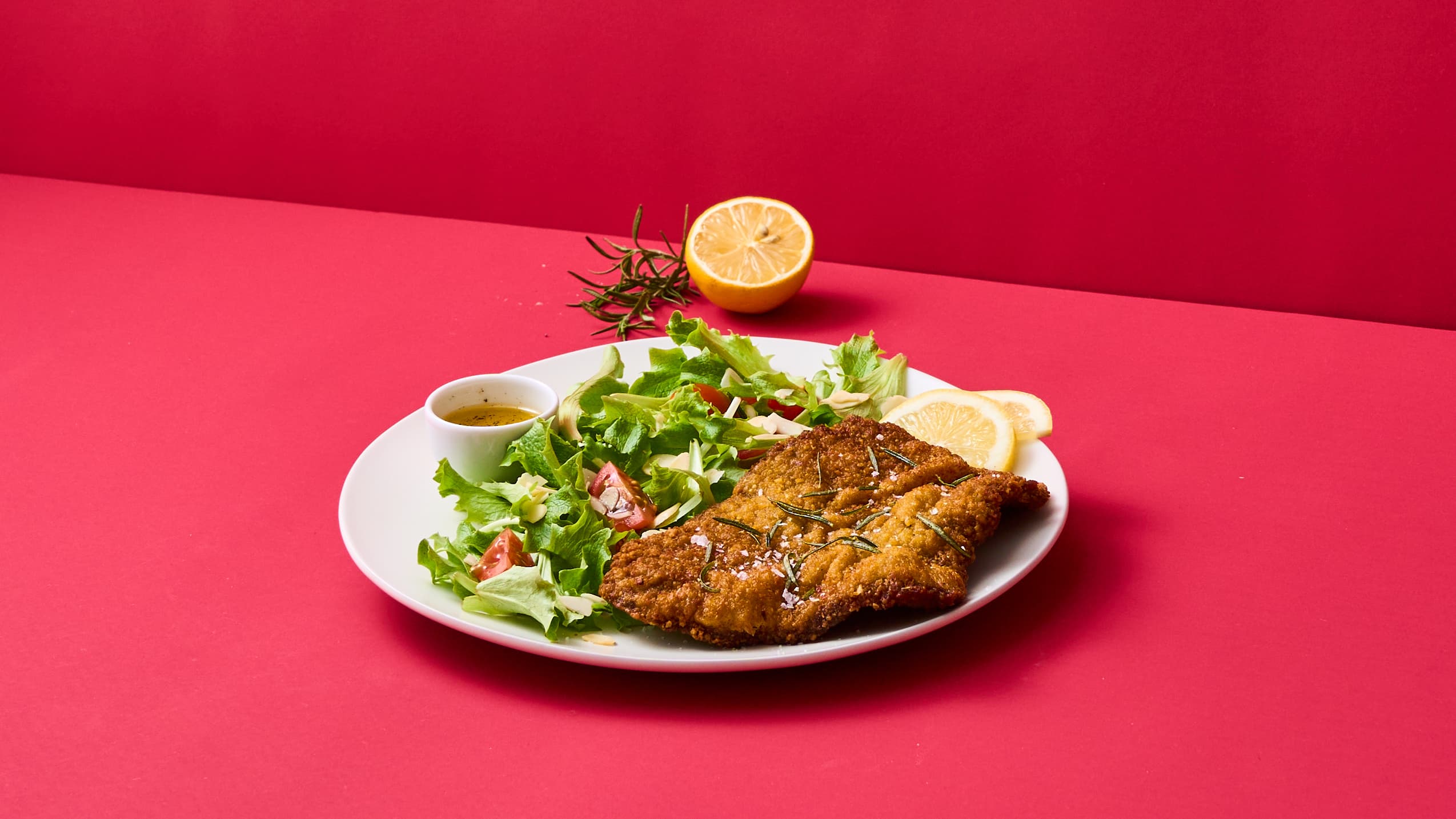 Milanese di Bovino con lattughino, pomodorini, mandorle a lamelle e frutto del cappero
