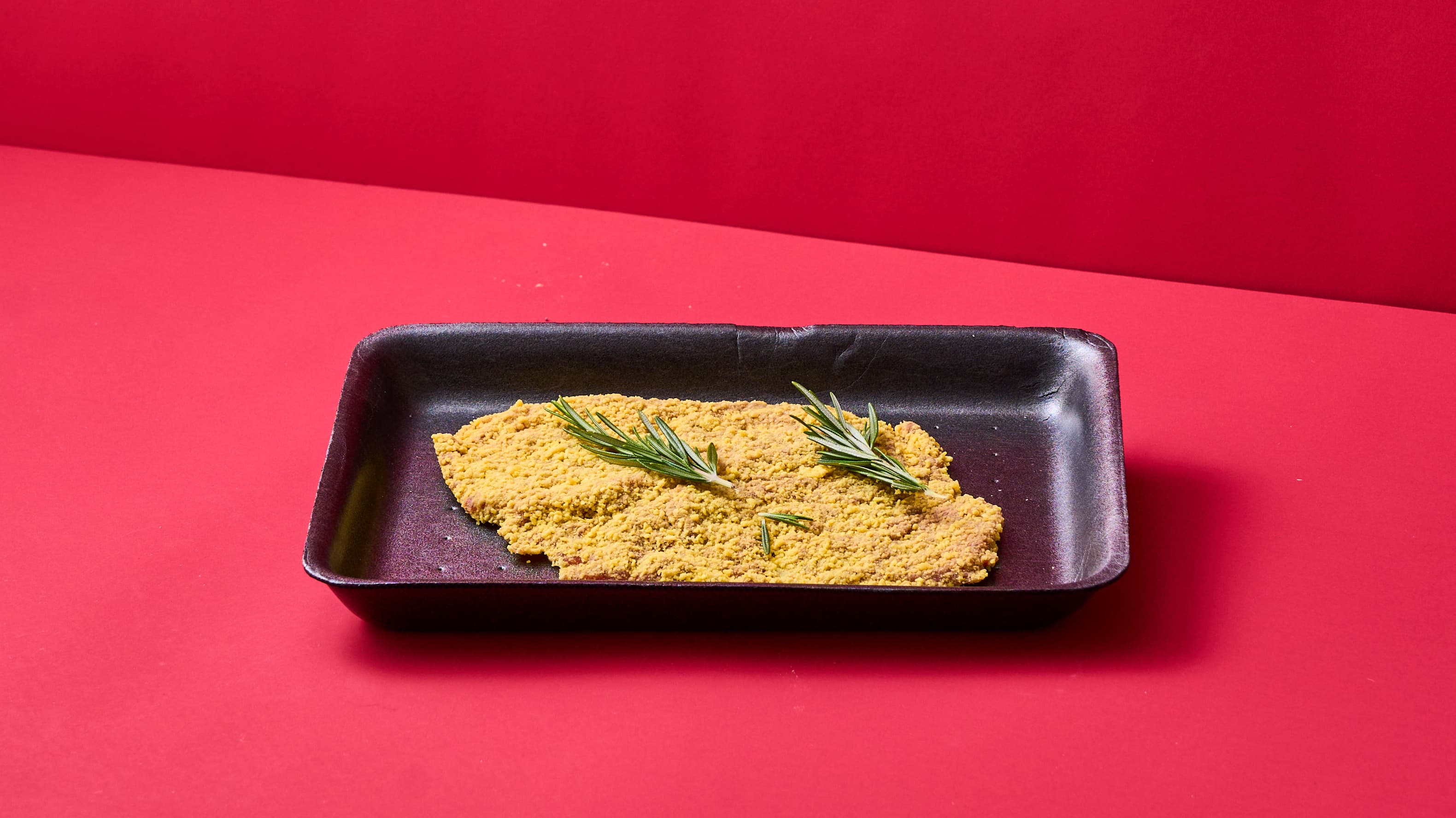 Milanese di Bovino con lattughino, pomodorini, mandorle a lamelle e frutto del cappero