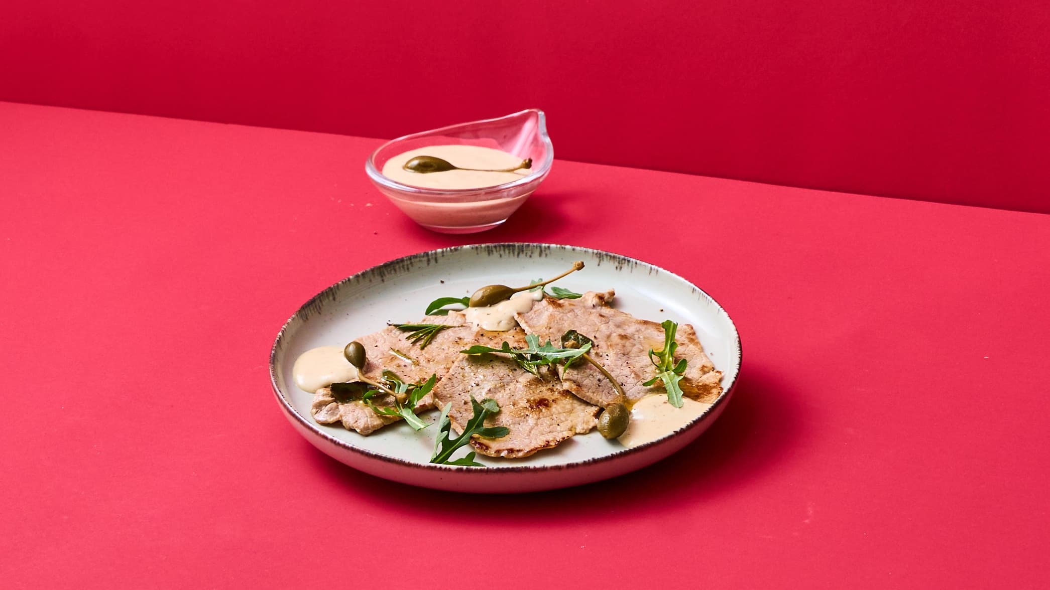 Tagliata sottile di Vitello con patè di capperi e tonno, rucola e frutto del cappero