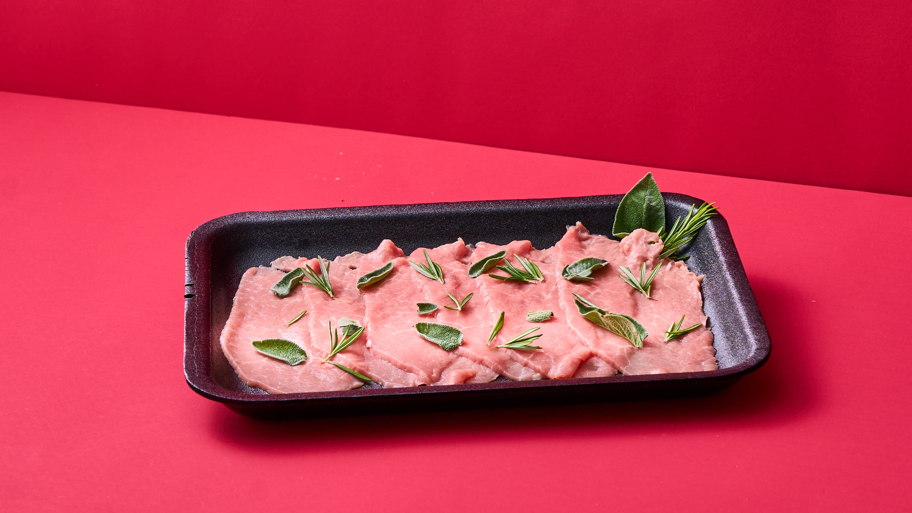 Tagliata sottile di Vitello con patè di capperi e tonno, rucola e frutto del cappero