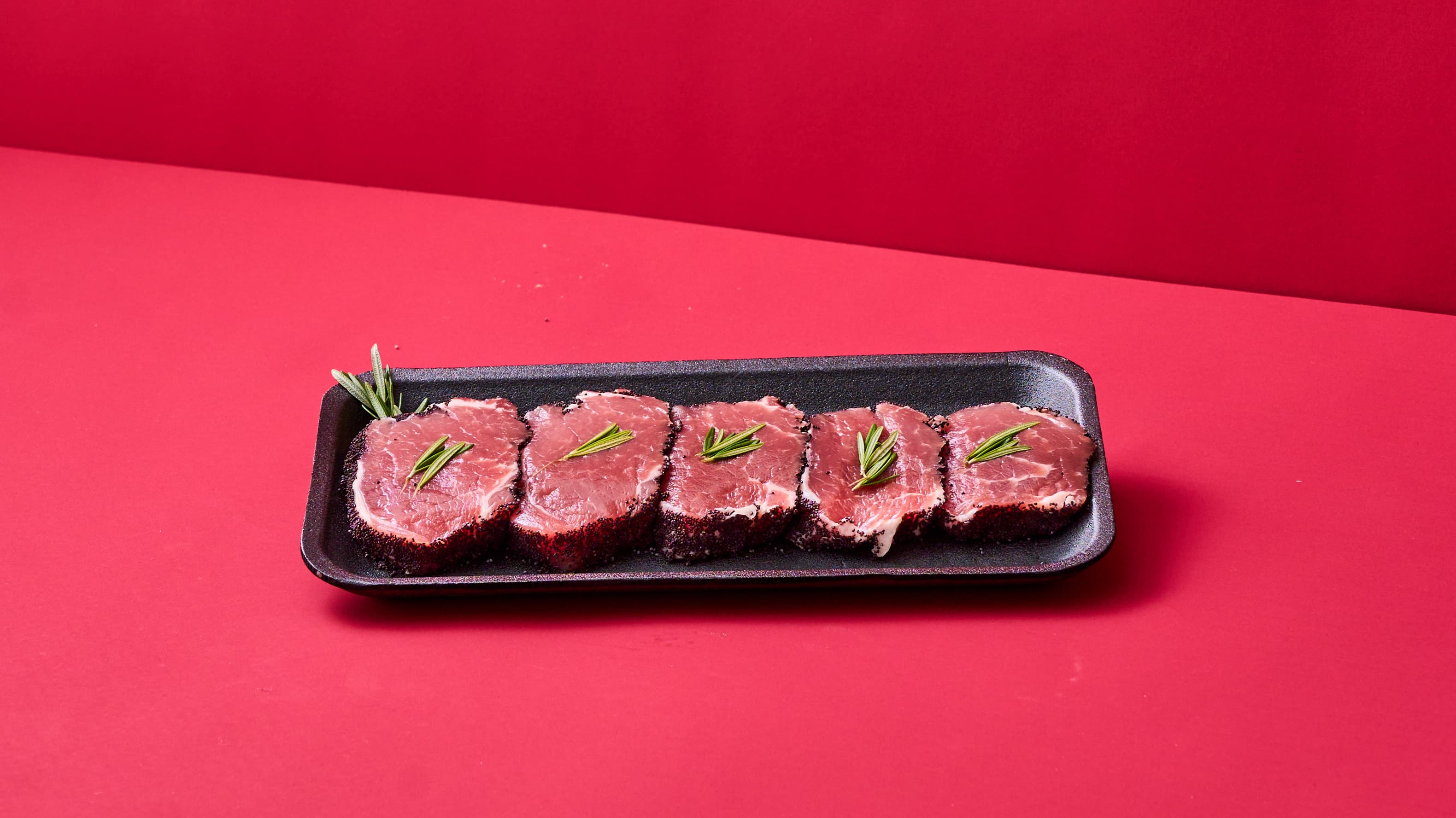 Filetto di Suino ai semi di papavero e rosmarino con cavoletti di Bruxelles alla paprika