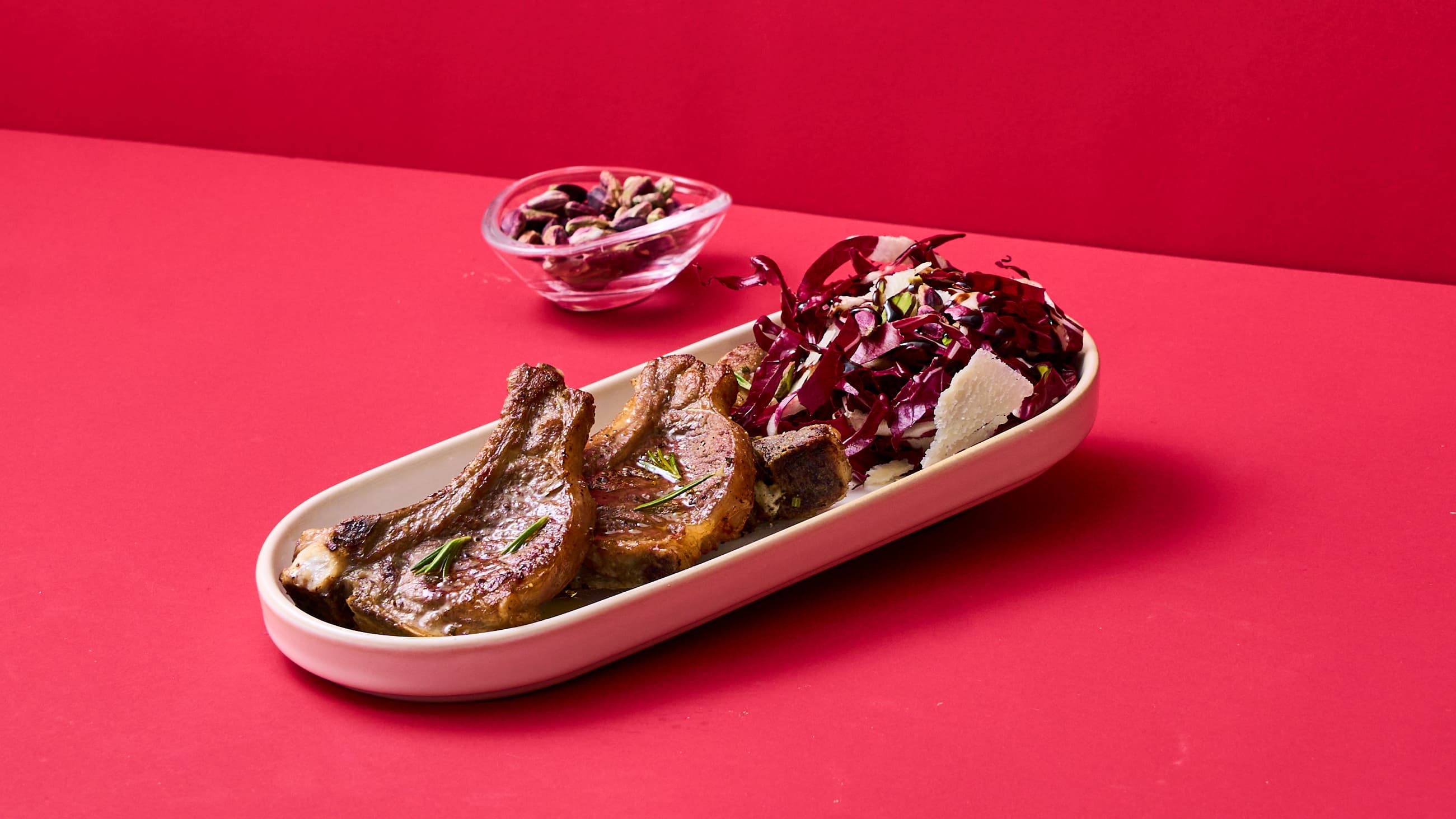 Costolette con rosmarino, aceto balsamico, pistacchi e scaglie di parmigiano